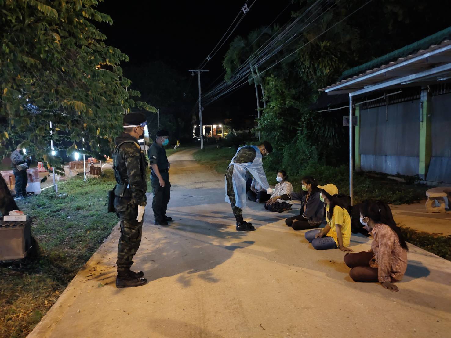 หน่วยเฉพาะกิจกรมทหารม้าที่ 4 กองกำลังผาเมืองจับกุมต่างด้าว 6 คน จาก สมม. สารภาพจ่ายให้ผู้นำพาคนละ 25,000 บาท เพื่อไปทำงานในกรุงเทพฯ ที่บริเวณด่านตรวจบ้านผาหงษ์ อ.ไชยปราการ จว.ช.ม. หน่วยเฉพาะกิจกรมทหารม้าที่ 4 กองกำลังผาเมืองจับกุมต่างด้าว 6 คน จาก สมม. สารภาพจ่ายให้ผู้นำพาคนละ 25,000 บาท เพื่อไปทำงานในกรุงเทพฯ ที่บริเวณด่านตรวจบ้านผาหงษ์ อ.ไชยปราการ จว.ช.ม.