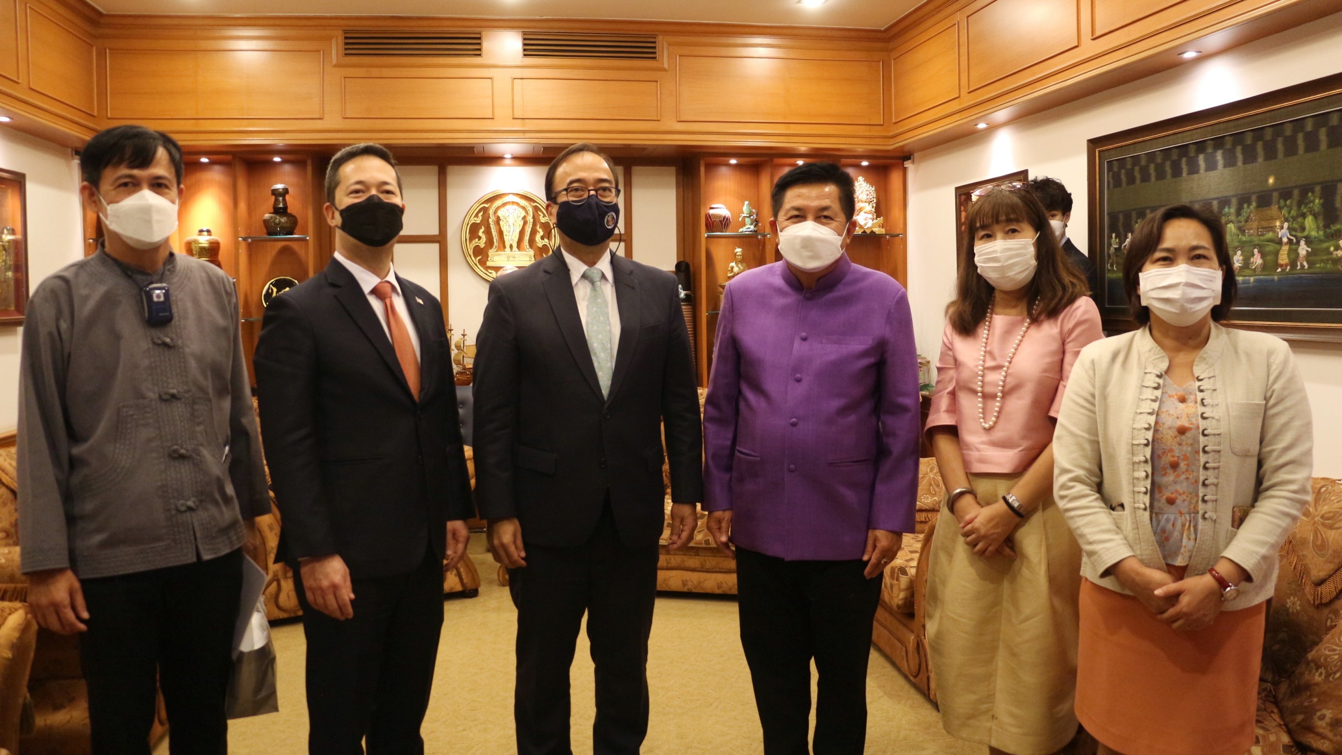 อุปทูตรักษาการแทนเอกอัครราชทูตสหรัฐอเมริกาประจำประเทศไทย เข้าเยี่ยมคารวะผู้ว่าราชการจังหวัดเชียงใหม่ พร้อมเผย รัฐบาลสหรัฐบริจาควัคซีน mRNA ให้แก่ประเทศไทยแล้ว 1.5 ล้านโดส และในเดือนหน้าคาดว่าจะมีเข้ามาเพิ่มอีก 1 ล้านโดส อุปทูตรักษาการแทนเอกอัครราชทูตสหรัฐอเมริกาประจำประเทศไทย เข้าเยี่ยมคารวะผู้ว่าราชการจังหวัดเชียงใหม่ พร้อมเผย รัฐบาลสหรัฐบริจาควัคซีน mRNA ให้แก่ประเทศไทยแล้ว 1.5 ล้านโดส และในเดือนหน้าคาดว่าจะมีเข้ามาเพิ่มอีก 1 ล้านโดส