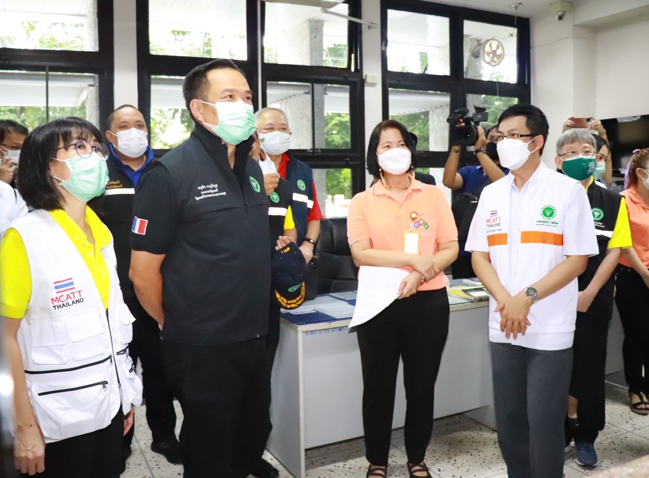 รองนายกรัฐมนตรีและรัฐมนตรีว่าการกระทรวงสาธารณสุขและคณะตรวจเยี่ยมโรงพยาบาลสวนปรุง ในการดูแลและรักษาผู้ติดเชื้อโควิด-19 แบบครอบครัว การดำเนินงาน Community Isolation และ Cohort ward ของโรงพยาบาล รองนายกรัฐมนตรีและรัฐมนตรีว่าการกระทรวงสาธารณสุขและคณะตรวจเยี่ยมโรงพยาบาลสวนปรุง ในการดูแลและรักษาผู้ติดเชื้อโควิด-19 แบบครอบครัว การดำเนินงาน Community Isolation และ Cohort ward ของโรงพยาบาล