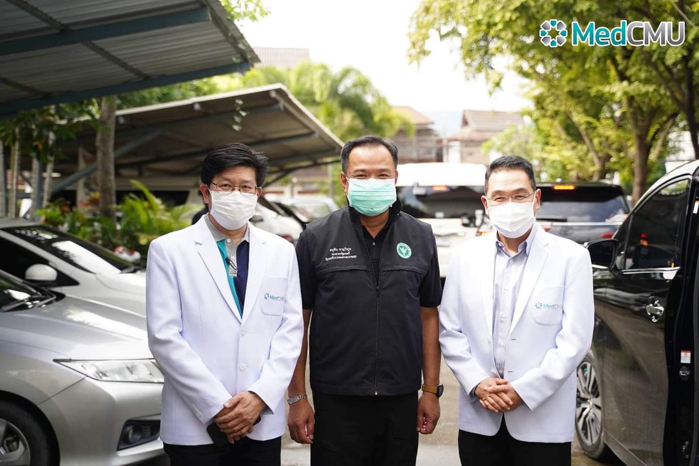 คณบดีคณะแพทย์ มช. ให้การต้อนรับรองนายกรัฐมนตรีและรัฐมนตรีว่าการกระทรวงสาธารณสุข ปลัดกระทรวงสาธารณสุข และคณะ คณบดีคณะแพทย์ มช. ให้การต้อนรับรองนายกรัฐมนตรีและรัฐมนตรีว่าการกระทรวงสาธารณสุข ปลัดกระทรวงสาธารณสุข และคณะ