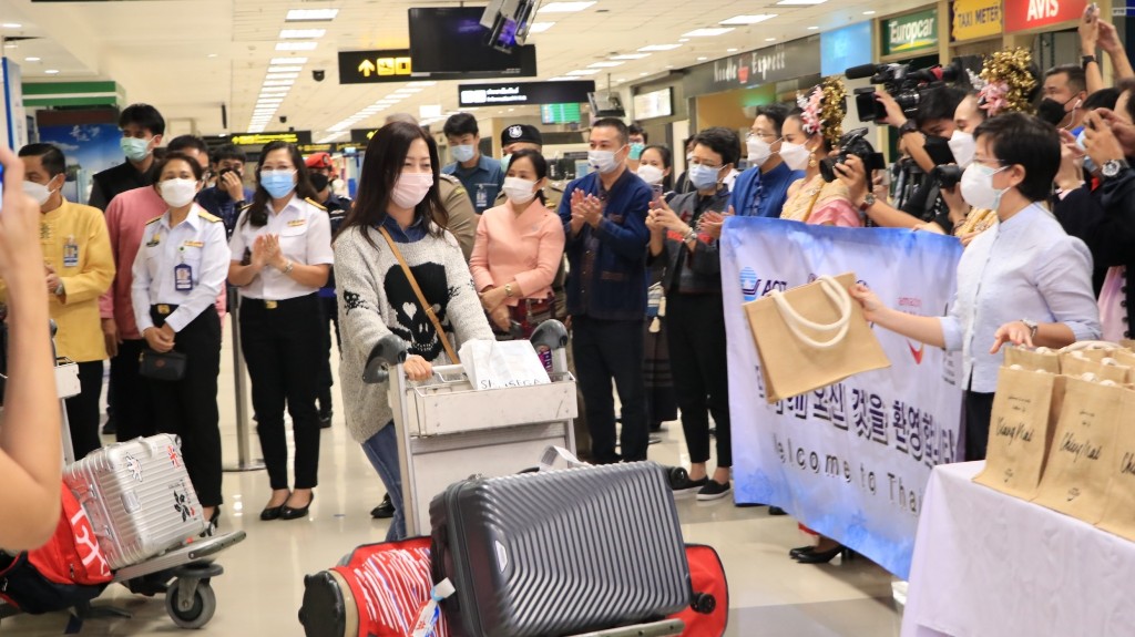 ผู้บริหารท่าอากาศยานเชียงใหม่ ร่วมต้อนรับนักท่องเที่ยวชาวเกาหลีใต้ ที่เดินทางมากับเที่ยวบินปฐมฤกษ์ (Inaugural Flight) สายการบิน JEJU Air ภายใต้โครงการเปิดเมืองเชียงใหม่รับนักท่องเที่ยว CHARMING Chiang Mai ผู้บริหารท่าอากาศยานเชียงใหม่ ร่วมต้อนรับนักท่องเที่ยวชาวเกาหลีใต้ ที่เดินทางมากับเที่ยวบินปฐมฤกษ์ (Inaugural Flight) สายการบิน JEJU Air ภายใต้โครงการเปิดเมืองเชียงใหม่รับนักท่องเที่ยว CHARMING Chiang Mai