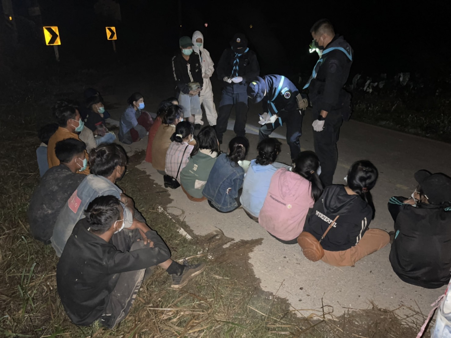 ทหารพรานศูนย์ปฏิบัติการกองทัพภาคที่ 3 กองกำลังผาเมือง จับกุมผู้นำพา พร้อมแรงงานเข้าเมืองโดยผิดกฎหมาย 20 คน ในพื้นที่ อ.แม่อาย จังหวัดเชียงใหม่ ทหารพรานศูนย์ปฏิบัติการกองทัพภาคที่ 3 กองกำลังผาเมือง จับกุมผู้นำพา พร้อมแรงงานเข้าเมืองโดยผิดกฎหมาย 20 คน ในพื้นที่ อ.แม่อาย จังหวัดเชียงใหม่