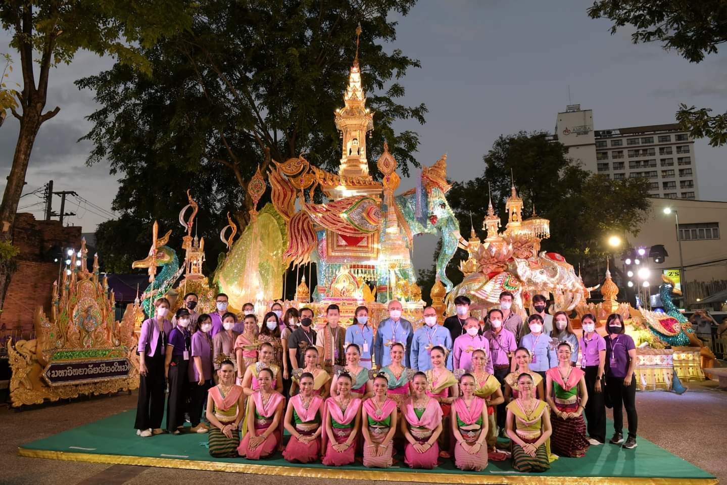 “กรินทร์ปักษา นบวันทาบูชาพระธาตุ” รถกระทงใหญ่ของ มช. ณ ข่วงประตูท่าแพ “กรินทร์ปักษา นบวันทาบูชาพระธาตุ” รถกระทงใหญ่ของ มช. ณ ข่วงประตูท่าแพ