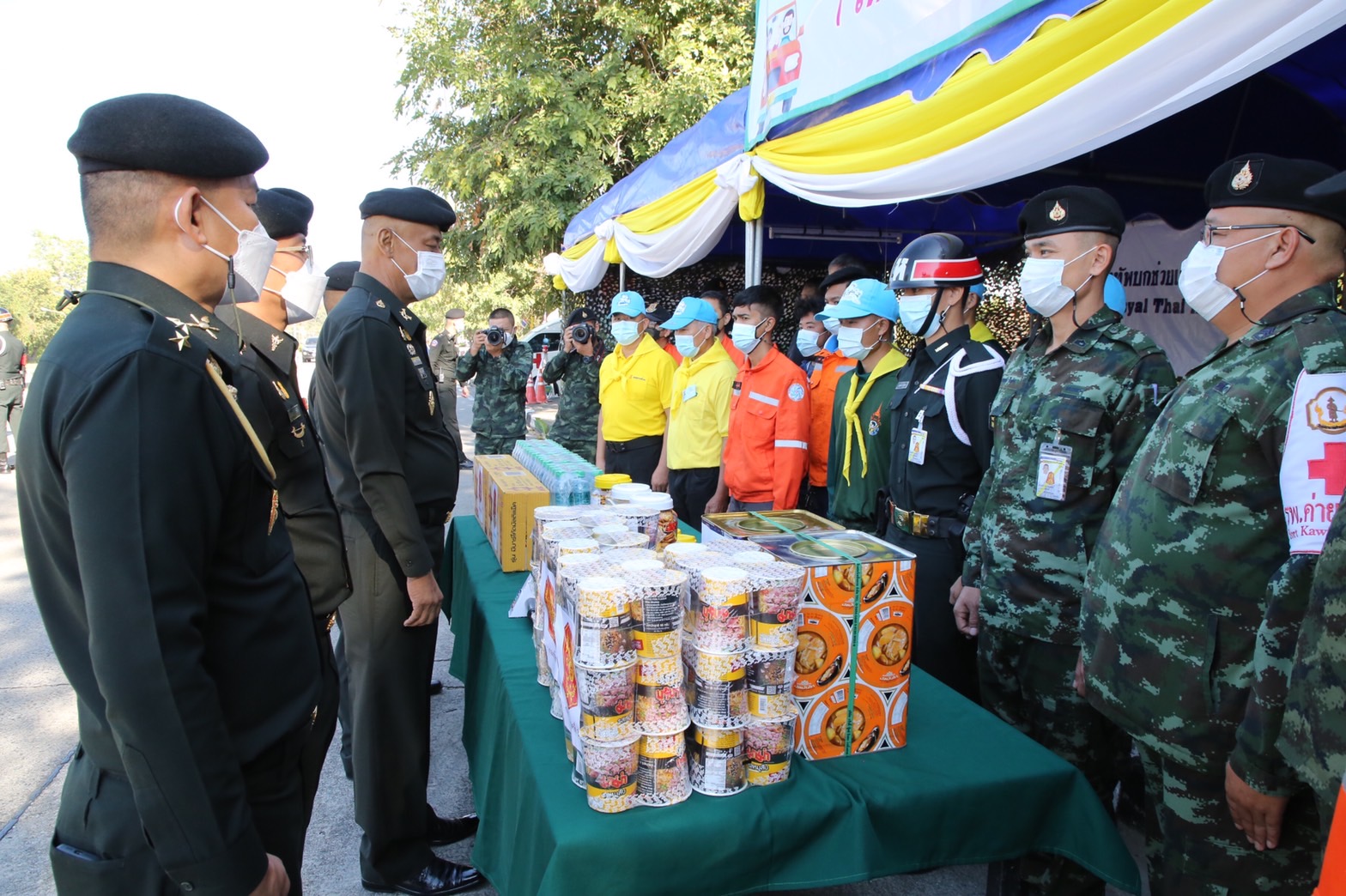 รองแม่ทัพภาคที่ 3 ' ตรวจจุดบริการประชาชนช่วงปีใหม่ ของมณฑลทหารบกที่ 33 จังหวัด เชียงใหม่ แนะเจ้าหน้าที่ป้องกันโควิด - ลดอุบัติเหตุ รองแม่ทัพภาคที่ 3 ' ตรวจจุดบริการประชาชนช่วงปีใหม่ ของมณฑลทหารบกที่ 33 จังหวัด เชียงใหม่ แนะเจ้าหน้าที่ป้องกันโควิด - ลดอุบัติเหตุ