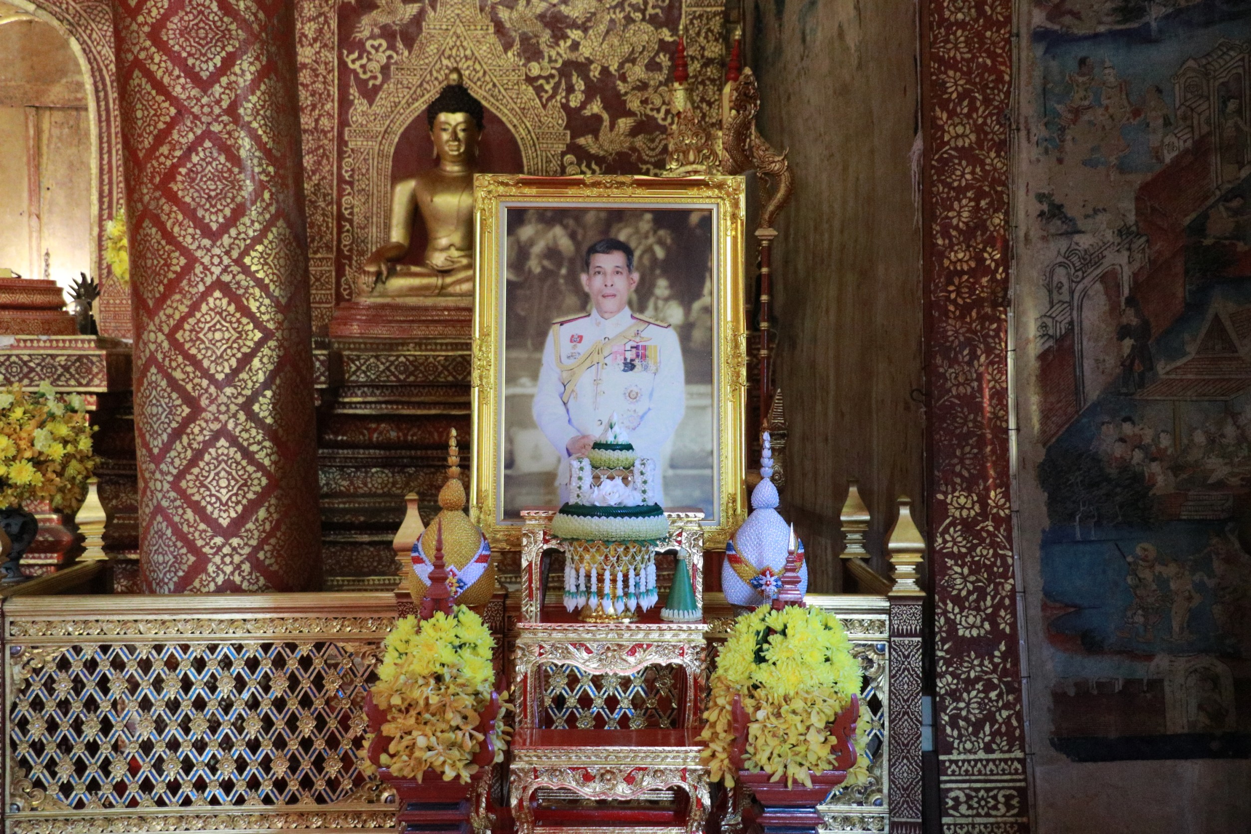ทรงพระกรุณาโปรดเกล้าฯ ให้เชิญผ้าไตรและเครื่องสังฆทานพระราชทานไปถวายเจ้าอาวาสวัดพระสิงห์ ทรงพระกรุณาโปรดเกล้าฯ ให้เชิญผ้าไตรและเครื่องสังฆทานพระราชทานไปถวายเจ้าอาวาสวัดพระสิงห์