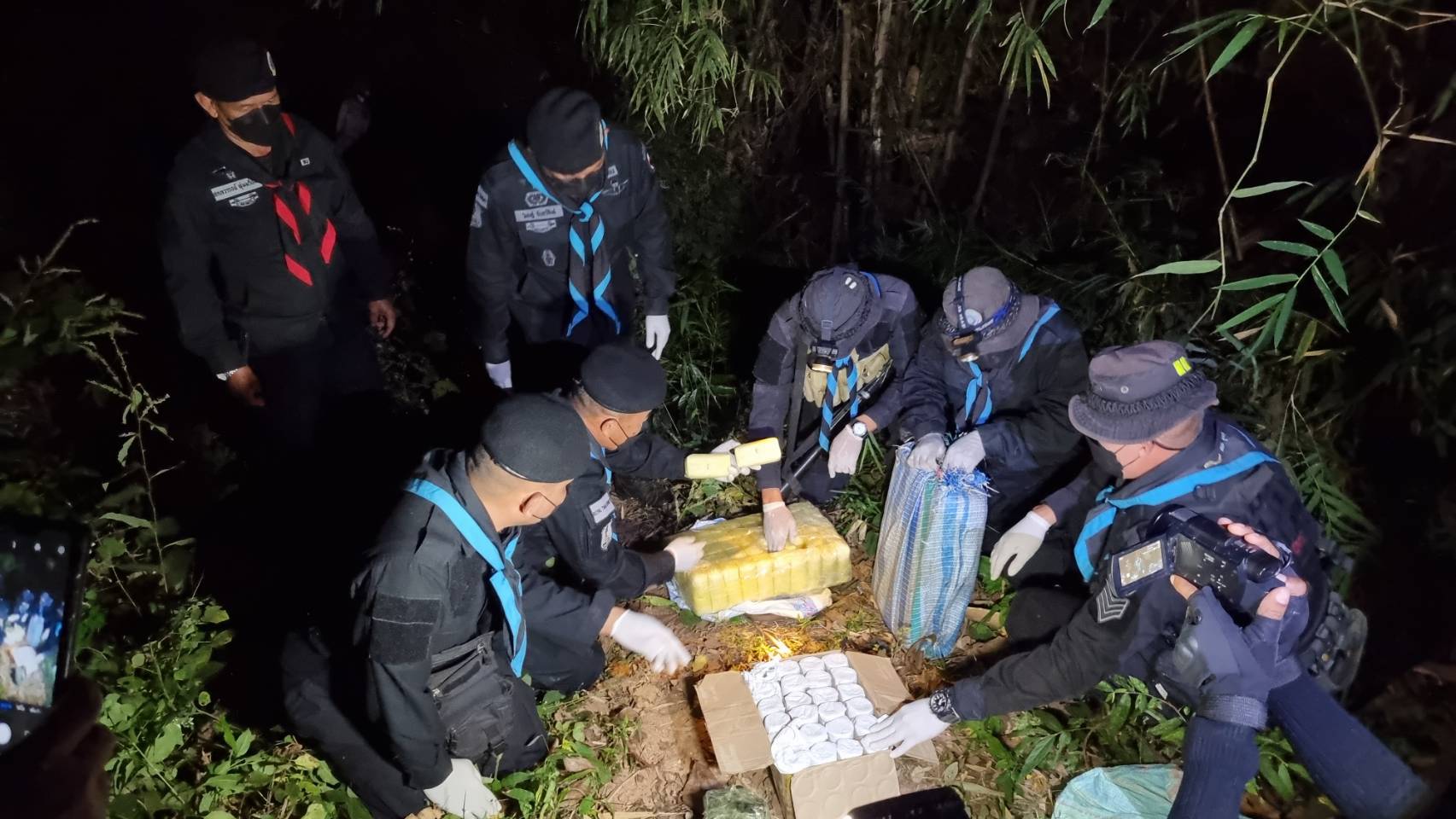 ทหารพราน กองกำลังผาเมืองปะทะกลุ่มค้ายา ยึดยาบ้า 200,000 เม็ด พร้อมเฮโรอีน 750 กรัม พื้นที่อ.แม่อาย จว.ช.ม. ทหารพราน กองกำลังผาเมืองปะทะกลุ่มค้ายา ยึดยาบ้า 200,000 เม็ด พร้อมเฮโรอีน 750 กรัม พื้นที่อ.แม่อาย จว.ช.ม.