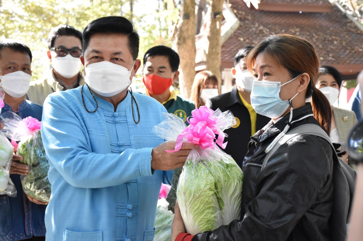 เชียงใหม่ แจกผักกาดขาวปลี 6,400 กก. ช่วยประชาชนและเกษตรกร เชียงใหม่ แจกผักกาดขาวปลี 6,400 กก. ช่วยประชาชนและเกษตรกร