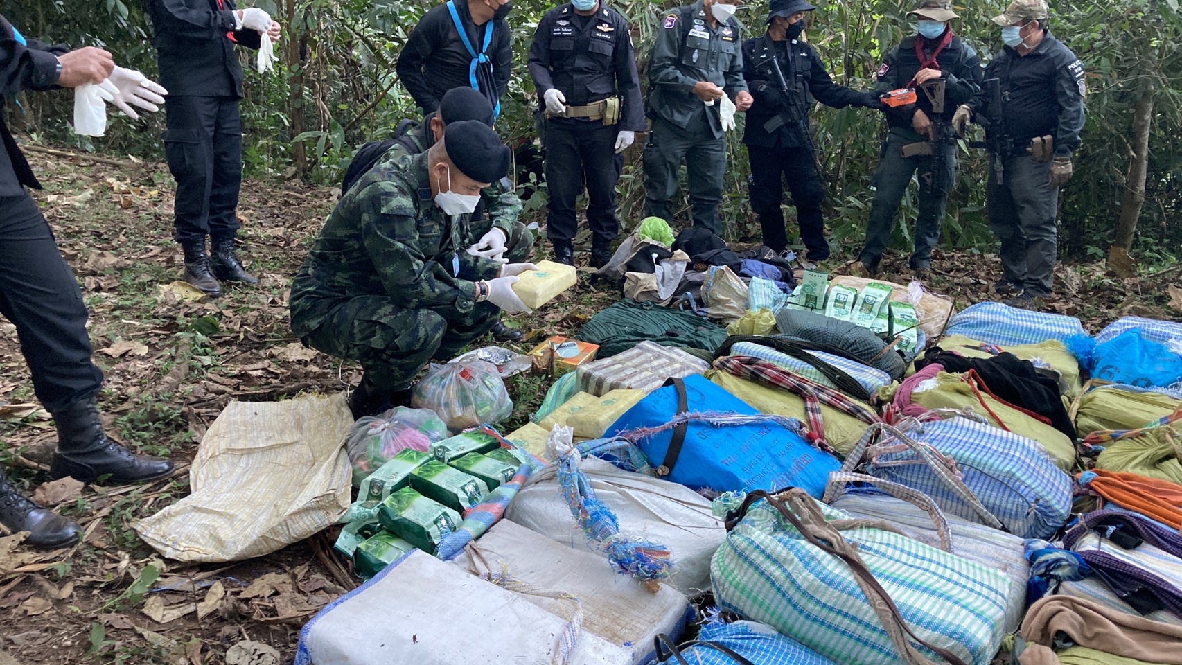 ผู้บัญชาการกองกำลังผาเมืองลงพื้นที่บ้านปู่หมื่น ภายหลังทหารพรานปะทะกลุ่มขบวนการ พบยาบ้าและเฮโรอีน จำนวน 32 เป้ ในพื้นที่ อ.แม่อาย จังหวัดเชียงใหม่ ผู้บัญชาการกองกำลังผาเมืองลงพื้นที่บ้านปู่หมื่น ภายหลังทหารพรานปะทะกลุ่มขบวนการ พบยาบ้าและเฮโรอีน จำนวน 32 เป้ ในพื้นที่ อ.แม่อาย จังหวัดเชียงใหม่
