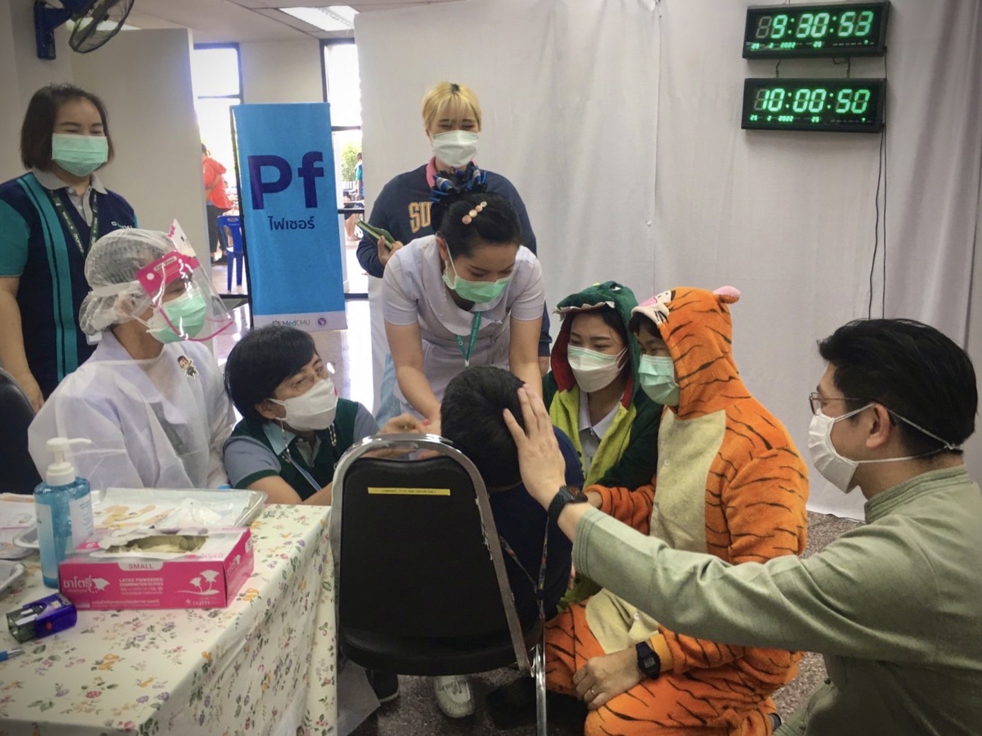 รพ.มหาราชนครเชียงใหม่ เริ่มฉีดวัคซีนป้องกันโควิด-19 (Pfizer) สูตรสำหรับเด็กอายุ 5- 11 ปีแล้ว ยืนยันปลอดภัยไร้ผลข้างเคียง รพ.มหาราชนครเชียงใหม่ เริ่มฉีดวัคซีนป้องกันโควิด-19 (Pfizer) สูตรสำหรับเด็กอายุ 5- 11 ปีแล้ว ยืนยันปลอดภัยไร้ผลข้างเคียง