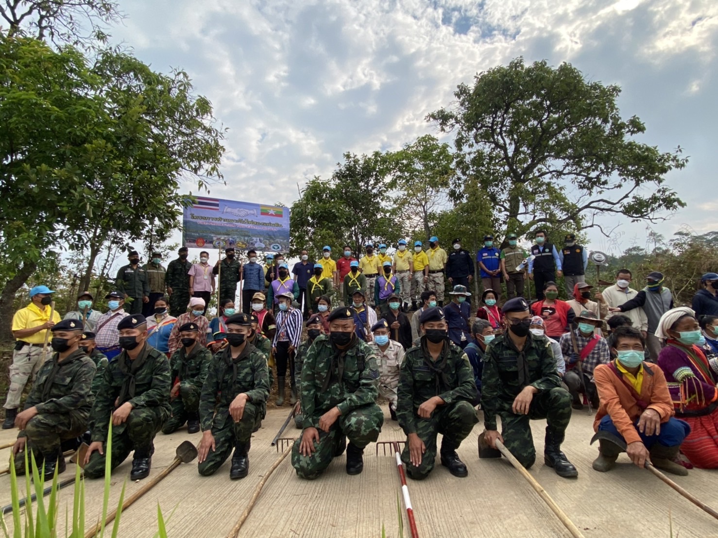 กองกำลังผาเมือง/กองอำนวยการรักษาความมั่นคงภายในภาค 3 ส่วนแยก 2 จัดชุดปฏิบัติการดับไฟป่า 55 ชุดดูแลปัญหาไฟป่าหมอกควันตามแนวชายแดน ระบุปี65 เกิดจุดความร้อนสะสมมากกว่าปีที่ผ่านมา 88 จุด กองกำลังผาเมือง/กองอำนวยการรักษาความมั่นคงภายในภาค 3 ส่วนแยก 2 จัดชุดปฏิบัติการดับไฟป่า 55 ชุดดูแลปัญหาไฟป่าหมอกควันตามแนวชายแดน ระบุปี65 เกิดจุดความร้อนสะสมมากกว่าปีที่ผ่านมา 88 จุด