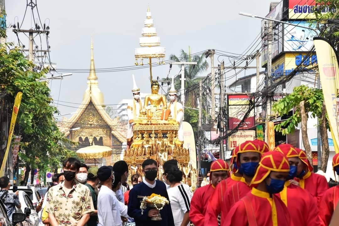 ผู้ว่าราชการจังหวัดเชียงใหม่ควง นายกเทศมนตรีนครเชียงใหม่ เหล่า ปชช. ร่วมทำบุญตักบาตรข้าวสารในวันสงกรานต์ ประจำปี 2565 พร้อมร่วมสรงน้ำพระพุทธสิหิงค์พระพุทธรูปคู่เมือง ผู้ว่าราชการจังหวัดเชียงใหม่ควง นายกเทศมนตรีนครเชียงใหม่ เหล่า ปชช. ร่วมทำบุญตักบาตรข้าวสารในวันสงกรานต์ ประจำปี 2565 พร้อมร่วมสรงน้ำพระพุทธสิหิงค์พระพุทธรูปคู่เมือง
