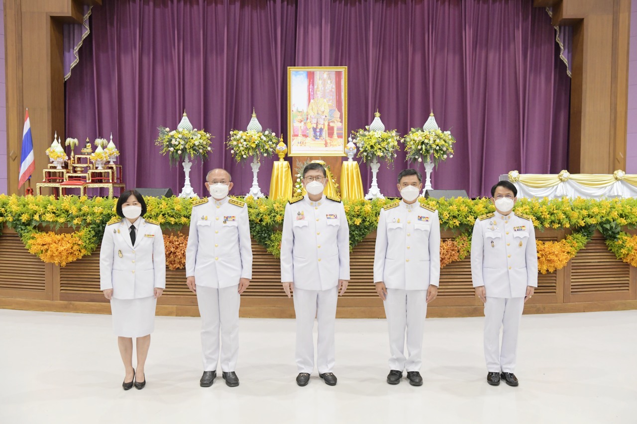 พิธีรับพระราชทานเครื่องราชอิสริยาภรณ์ชั้นสายสะพาย ประจำปี 2564 หน้าพระบรมฉายาลักษณ์พระบาทสมเด็จพระเจ้าอยู่หัว พิธีรับพระราชทานเครื่องราชอิสริยาภรณ์ชั้นสายสะพาย ประจำปี 2564 หน้าพระบรมฉายาลักษณ์พระบาทสมเด็จพระเจ้าอยู่หัว
