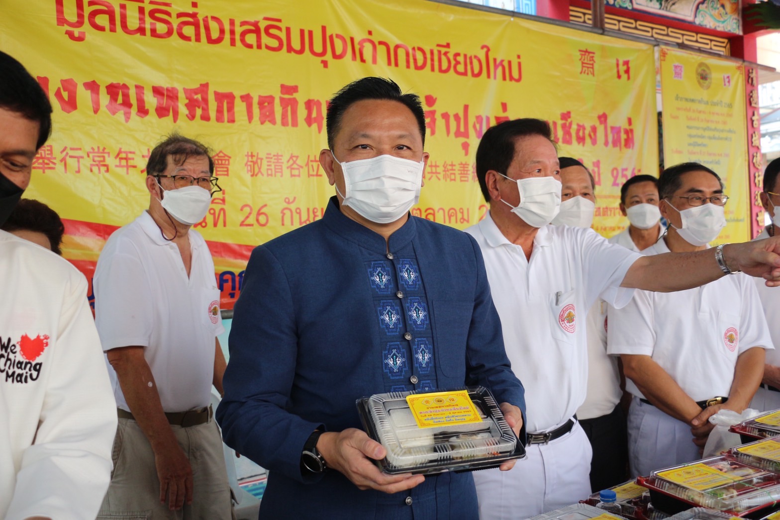 ผู้ว่าฯ เชียงใหม่ร่วมกิจกรรมและแจกอาหารเจเพื่อช่วยเหลือผู้ประสบภัยน้ำท่วม ผู้ว่าฯ เชียงใหม่ร่วมกิจกรรมและแจกอาหารเจเพื่อช่วยเหลือผู้ประสบภัยน้ำท่วม