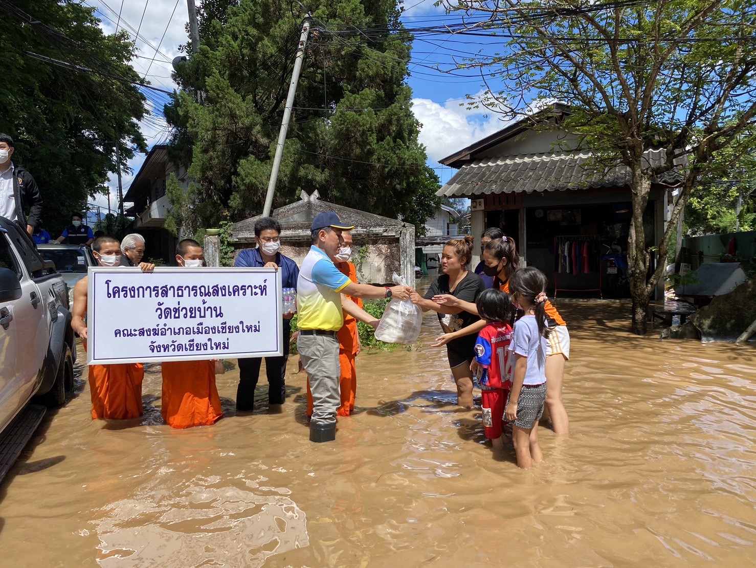 เชียงใหม่ รวมพลังทุกหน่วยงานลงพื้นที่ตรวจเยี่ยมให้กำลังใจ พร้อมมอบถุงยังชีพแก่ผู้ประสบภัย จำนวน 300 ชุด เชียงใหม่ รวมพลังทุกหน่วยงานลงพื้นที่ตรวจเยี่ยมให้กำลังใจ พร้อมมอบถุงยังชีพแก่ผู้ประสบภัย จำนวน 300 ชุด
