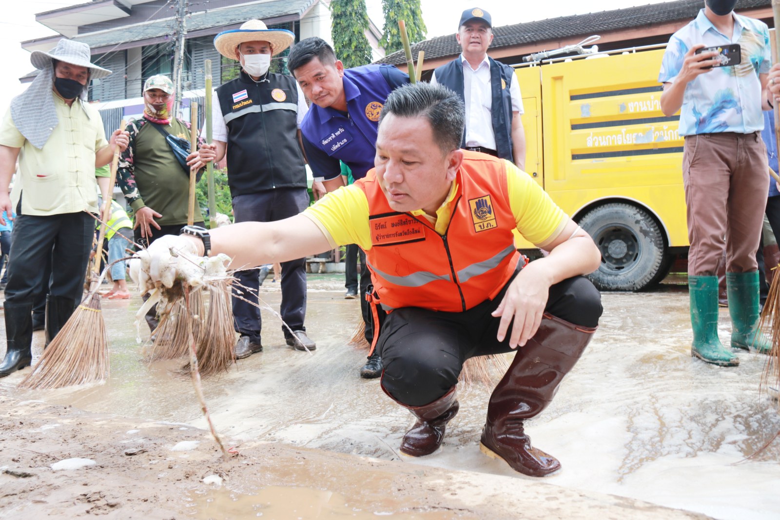 ผู้ว่าฯ เชียงใหม่ ผนึกกำลังทุกภาคส่วน ล้างทำความสะอาดถนนและบ้านเรือนประชาชนที่ถูกน้ำท่วม ผู้ว่าฯ เชียงใหม่ ผนึกกำลังทุกภาคส่วน ล้างทำความสะอาดถนนและบ้านเรือนประชาชนที่ถูกน้ำท่วม