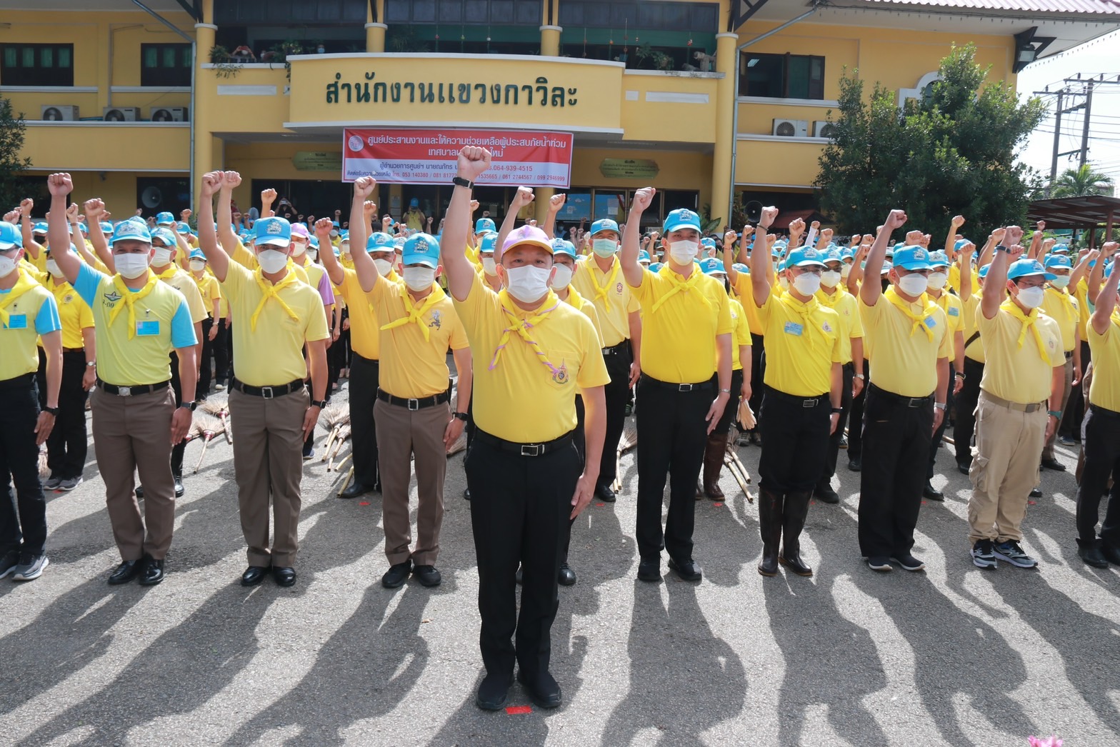 จิตอาสาเชียงใหม่ ร่วมกวาดล้างถนน หลังสถานการณ์น้ำท่วมกลับสู่สภาวะปกติ จิตอาสาเชียงใหม่ ร่วมกวาดล้างถนน หลังสถานการณ์น้ำท่วมกลับสู่สภาวะปกติ