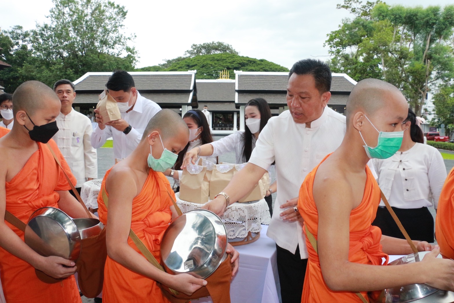 ผู้ว่าฯ เชียงใหม่ นำพุทธศาสนิกชนตักบาตรเทโว วันออกพรรษา ผู้ว่าฯ เชียงใหม่ นำพุทธศาสนิกชนตักบาตรเทโว วันออกพรรษา