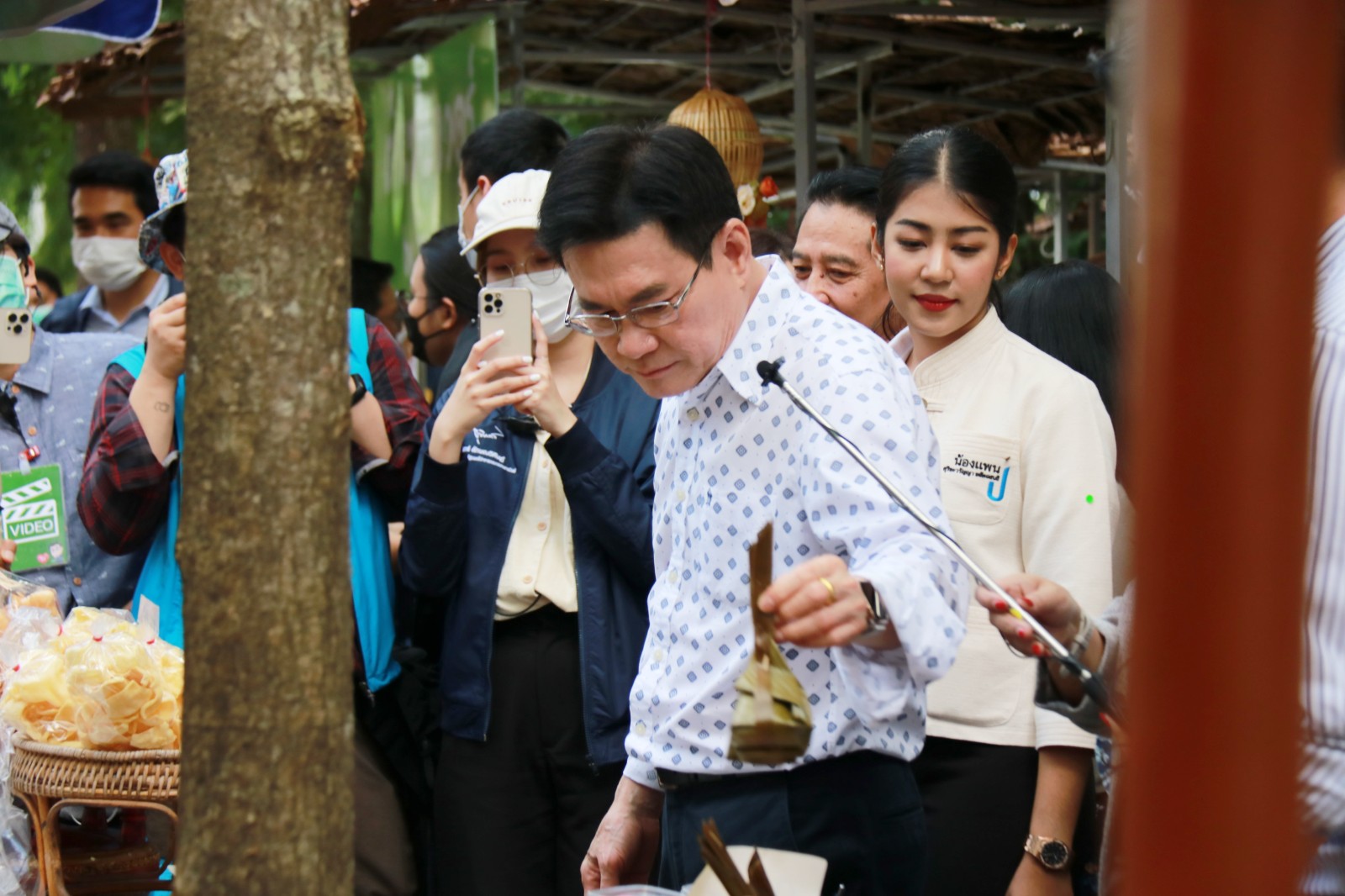 รมว.พาณิชย์ ตรวจเยี่ยม “คาราวาน พาณิชย์…ลดราคา! ช่วยประชาชน Lot 20” รมว.พาณิชย์ ตรวจเยี่ยม “คาราวาน พาณิชย์…ลดราคา! ช่วยประชาชน Lot 20”