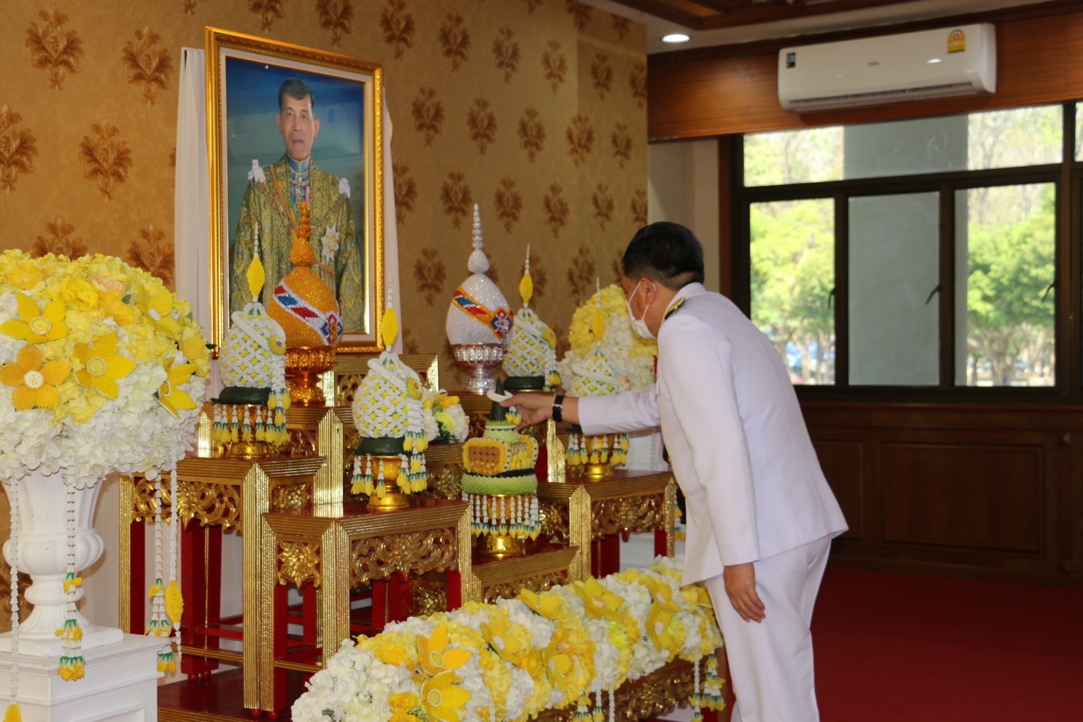 ผู้ว่าราชการจังหวัดเชียงใหม่ เข้ารับหนังสือบทเจริญพระพุทธมนต์พระราชทาน ของพระบาทสมเด็จพระเจ้าอยู่หัว เตรียมเชิญไปถวายวัดภายในจังหวัด สำหรับใช้สวดถวายพระพรชัยมงคล สมเด็จพระเจ้าลูกเธอ เจ้าฟ้าพัชรกิติยาภาฯ ผู้ว่าราชการจังหวัดเชียงใหม่ เข้ารับหนังสือบทเจริญพระพุทธมนต์พระราชทาน ของพระบาทสมเด็จพระเจ้าอยู่หัว เตรียมเชิญไปถวายวัดภายในจังหวัด สำหรับใช้สวดถวายพระพรชัยมงคล สมเด็จพระเจ้าลูกเธอ เจ้าฟ้าพัชรกิติยาภาฯ