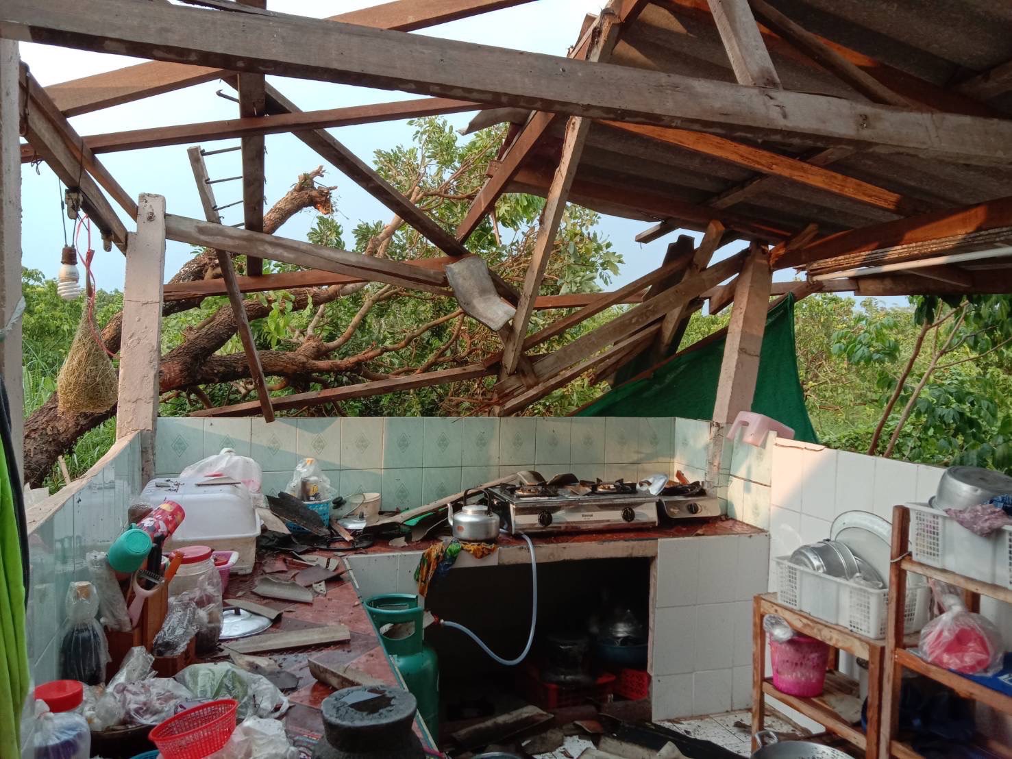 เชียงใหม่ เกิดฝนตก ลมกระโชกแรง พบบ้านเรือนประชาชนได้รับความเสียหายบางส่วน เชียงใหม่ เกิดฝนตก ลมกระโชกแรง พบบ้านเรือนประชาชนได้รับความเสียหายบางส่วน