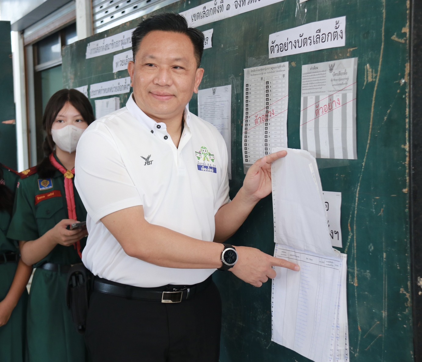 ผู้ว่าราชการจังหวัดเชียงใหม่ เดินทางไปใช้สิทธิเลือกตั้ง ตั้งแต่เวลา 08.00 น. ในฐานะพ่อเมืองเชียงใหม่ เผย ชาวเชียงใหม่ กว่า 1.3 ล้านคน มีความตื่นตัวกับการเลือกตั้งครั้งนี้เป็นอย่างมาก คาดจะมีผู้ออกมาใช้สิทธิไม่ต่ำกว่าร้อยละ 85 ผู้ว่าราชการจังหวัดเชียงใหม่ เดินทางไปใช้สิทธิเลือกตั้ง ตั้งแต่เวลา 08.00 น. ในฐานะพ่อเมืองเชียงใหม่ เผย ชาวเชียงใหม่ กว่า 1.3 ล้านคน มีความตื่นตัวกับการเลือกตั้งครั้งนี้เป็นอย่างมาก คาดจะมีผู้ออกมาใช้สิทธิไม่ต่ำกว่าร้อยละ 85