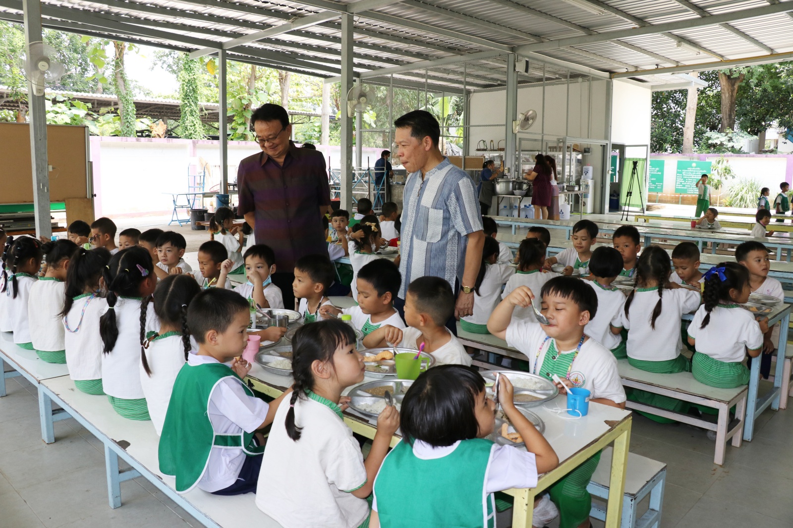 รองผู้ว่าราชการจังหวัดเชียงใหม่ ลงพื้นที่ติดตามการบริหารจัดการนมโรงเรียน หลังพบมีการจัดสรรนมโรงเรียนล่าช้ากว่าการเปิดภาคเรียน เนื่องจากองค์กรปกครองส่วนท้องถิ่นเพิ่งจะได้รับหนังสือมอบอำนาจเมื่อวันที่ 24 พฤษภาคม ที่ผ่านมา รองผู้ว่าราชการจังหวัดเชียงใหม่ ลงพื้นที่ติดตามการบริหารจัดการนมโรงเรียน หลังพบมีการจัดสรรนมโรงเรียนล่าช้ากว่าการเปิดภาคเรียน เนื่องจากองค์กรปกครองส่วนท้องถิ่นเพิ่งจะได้รับหนังสือมอบอำนาจเมื่อวันที่ 24 พฤษภาคม ที่ผ่านมา