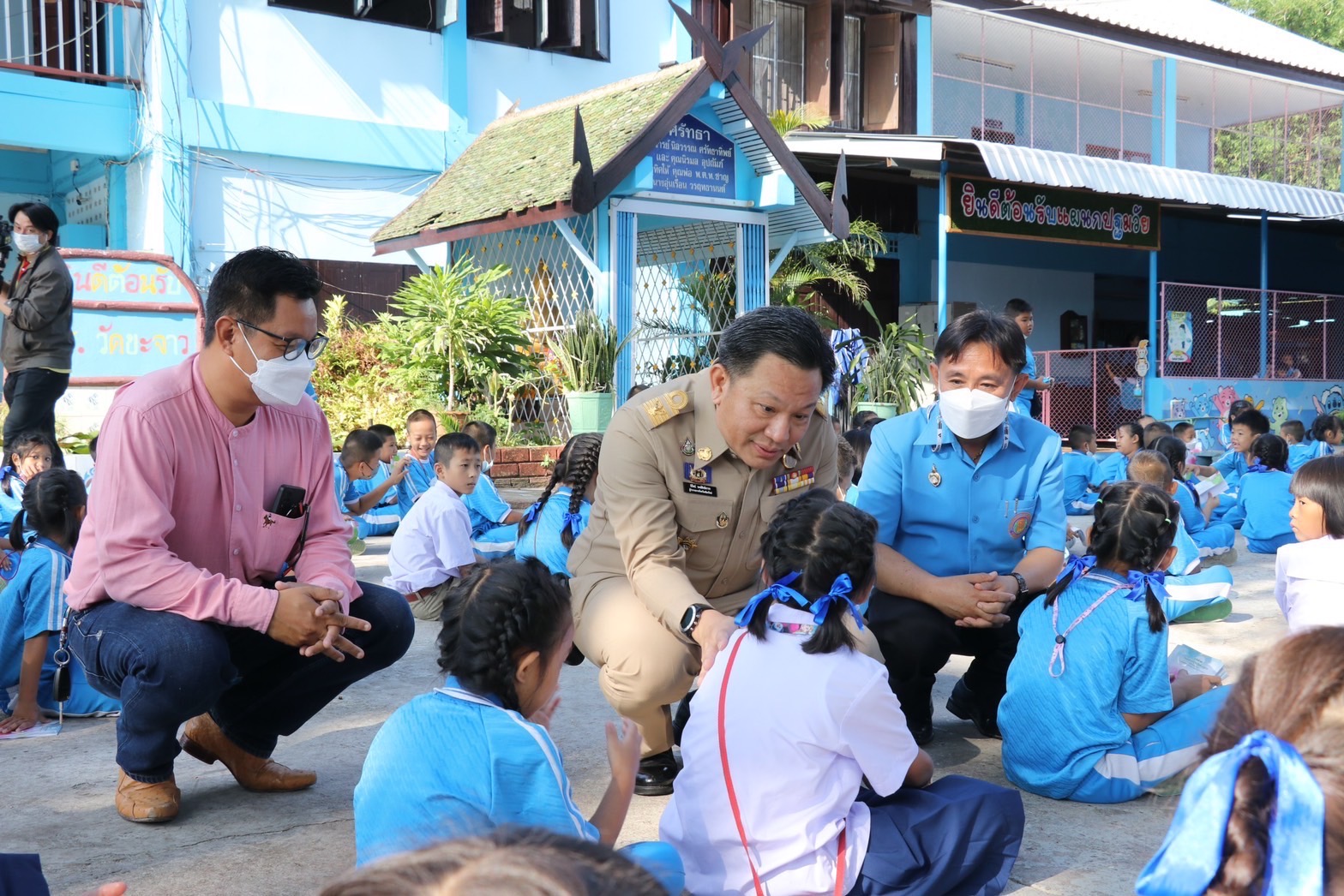 ผู้ว่าราชการจังหวัดเชียงใหม่ ลงพื้นที่ติดตามการแจกจ่ายนมโรงเรียน พบล่าสุดทุกโรงเรียนมีนมพร้อมแจกจ่ายในทุกวัน ผู้ว่าราชการจังหวัดเชียงใหม่ ลงพื้นที่ติดตามการแจกจ่ายนมโรงเรียน พบล่าสุดทุกโรงเรียนมีนมพร้อมแจกจ่ายในทุกวัน