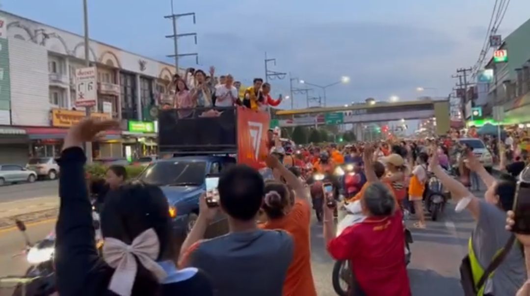 ‘พิธา’ พบกลุ่มธุรกิจท่องเที่ยวเชียงใหม่รับข้อมูลเตรียมผลักดันเพิ่มเม็ดเงินให้นักท่องเที่ยวอยู่นาน-จ่ายเยอะ รับปากดันเป็นเมืองสุราก้าวหน้า-โฮมสเตย์ ขณะที่บรรยากาศการต้อนรับล้นหลาม ‘พิธา’ พบกลุ่มธุรกิจท่องเที่ยวเชียงใหม่รับข้อมูลเตรียมผลักดันเพิ่มเม็ดเงินให้นักท่องเที่ยวอยู่นาน-จ่ายเยอะ รับปากดันเป็นเมืองสุราก้าวหน้า-โฮมสเตย์ ขณะที่บรรยากาศการต้อนรับล้นหลาม