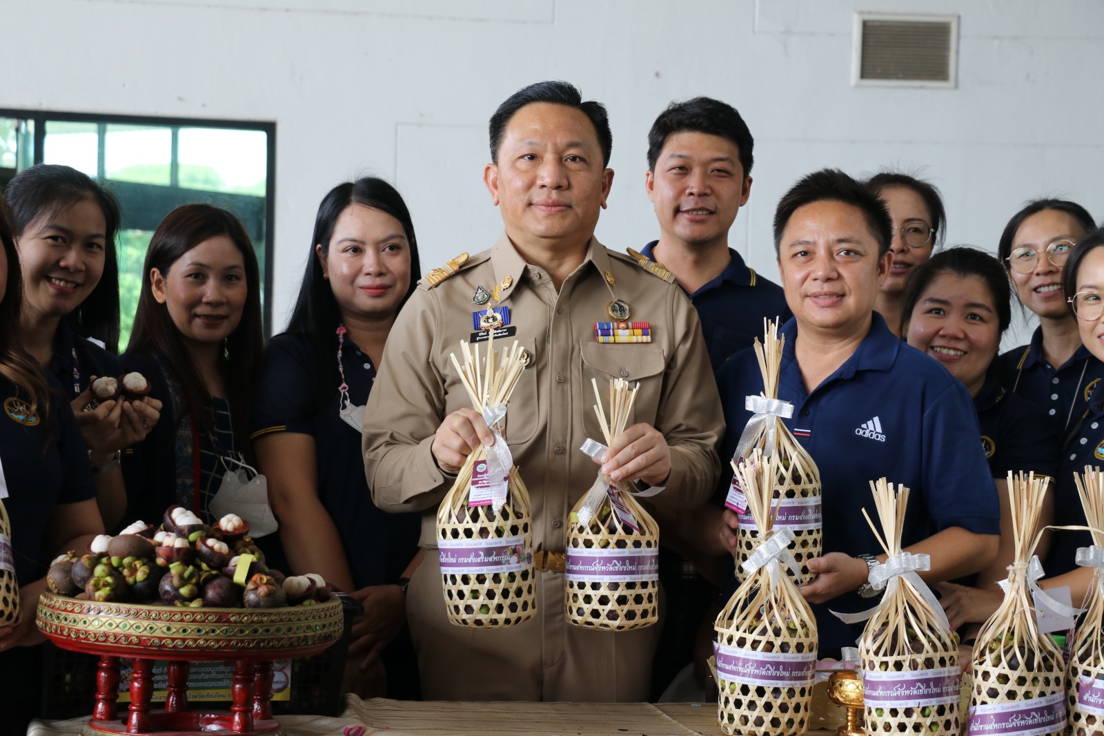 ผู้ว่าราชการจังหวัดเชียงใหม่ รับ “มังคุดคุณภาพจังหวัดระนอง” กว่า 7,000 กิโลกรัม ช่วยพี่น้องเกษตรกรชาวใต้ พร้อมเตรียมส่ง “ลำไยเชียงใหม่” ลงใต้ หวังไม่ให้เกิดปัญหาราคาผลผลิตตกต่ำและไม่มีช่องทางการจำหน่าย ผู้ว่าราชการจังหวัดเชียงใหม่ รับ “มังคุดคุณภาพจังหวัดระนอง” กว่า 7,000 กิโลกรัม ช่วยพี่น้องเกษตรกรชาวใต้ พร้อมเตรียมส่ง “ลำไยเชียงใหม่” ลงใต้ หวังไม่ให้เกิดปัญหาราคาผลผลิตตกต่ำและไม่มีช่องทางการจำหน่าย