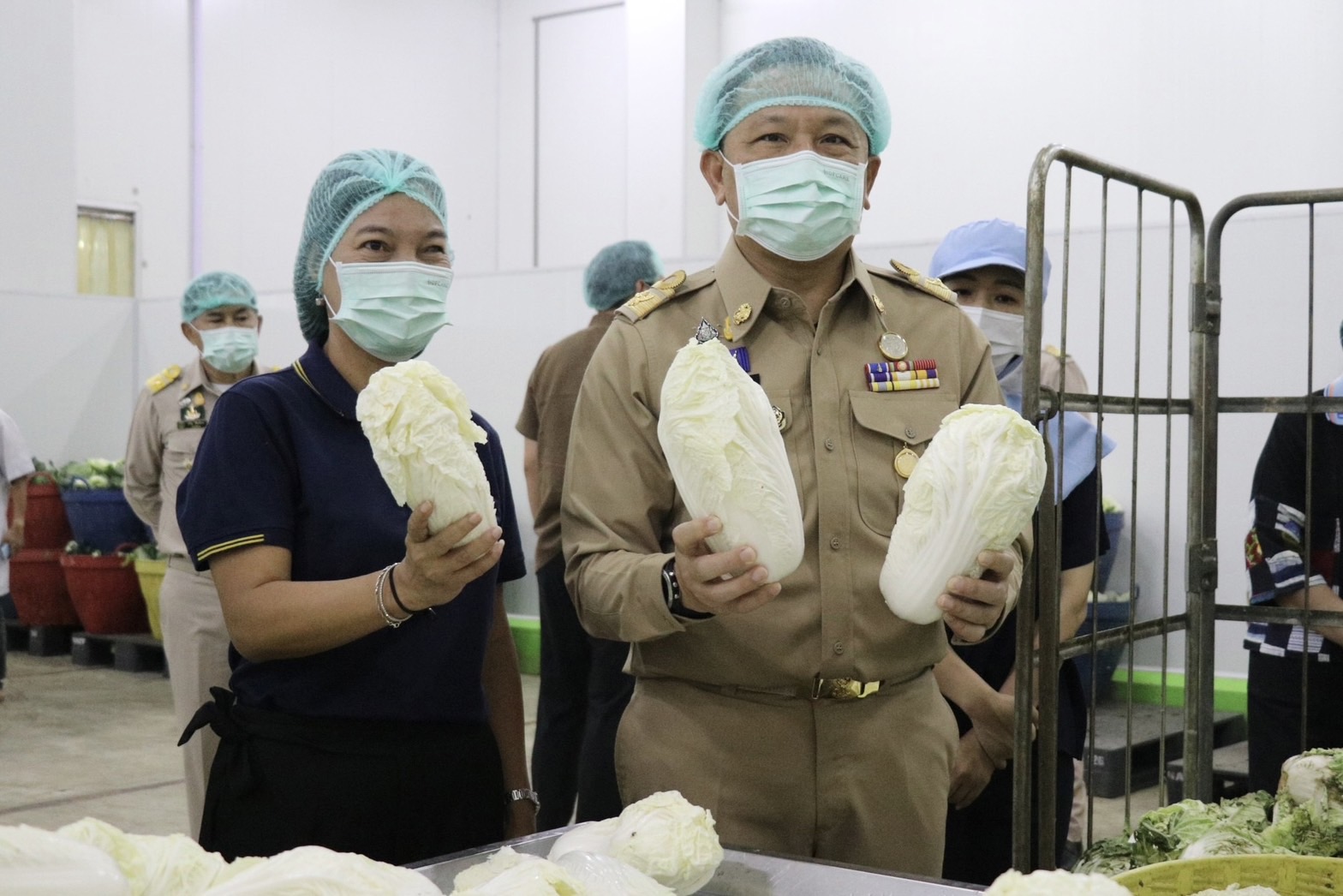 ผู้ว่าราชการจังหวัดเชียงใหม่ ยังคงดูแลผลผลิตทางการเกษตร ป้องกันปัญหาราคาตกต่ำอย่างใกล้ชิด พร้อมเตรียมฟื้น “ศูนย์สินค้าเกษตรภาคเหนือ” ให้กลับมามีชีวิตชีวา และเป็นที่รับรู้แก่คนในวงกว้าง ผู้ว่าราชการจังหวัดเชียงใหม่ ยังคงดูแลผลผลิตทางการเกษตร ป้องกันปัญหาราคาตกต่ำอย่างใกล้ชิด พร้อมเตรียมฟื้น “ศูนย์สินค้าเกษตรภาคเหนือ” ให้กลับมามีชีวิตชีวา และเป็นที่รับรู้แก่คนในวงกว้าง