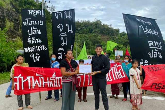 ชาวกะเหรี่ยงดอยสะเก็ดยื่นจี้ ‘เศรษฐา’ ยุติโครงการจัดที่ดิน คทช. ในพื้นที่ ขอให้เห็นหัวคนจน อย่าซ้ำเติมปัญหาที่ดินทำกินกระทบวิถีชาติพันธุ์ พร้อมแนะดัน กม. คุ้มครองสิทธิชนเผ่าพื้นเมือง ชาวกะเหรี่ยงดอยสะเก็ดยื่นจี้ ‘เศรษฐา’ ยุติโครงการจัดที่ดิน คทช. ในพื้นที่ ขอให้เห็นหัวคนจน อย่าซ้ำเติมปัญหาที่ดินทำกินกระทบวิถีชาติพันธุ์ พร้อมแนะดัน กม. คุ้มครองสิทธิชนเผ่าพื้นเมือง