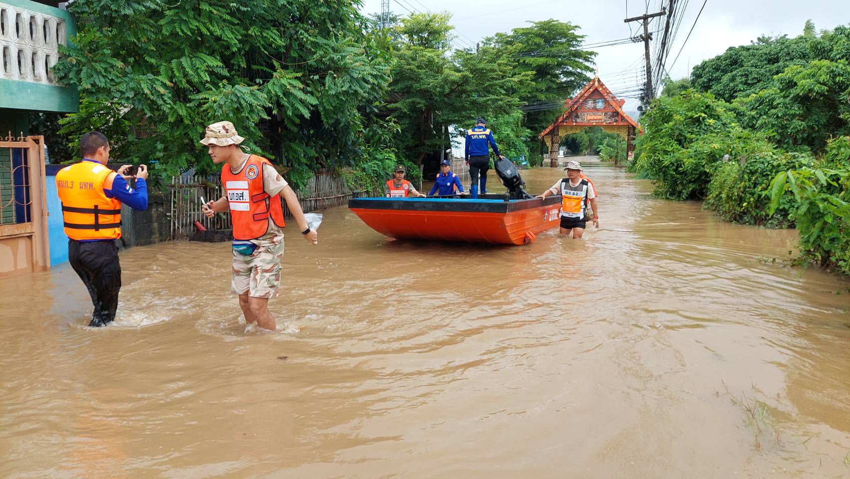 ปภ.สรุปอุทกภัยเชียงใหม่ 9 อภ.ภาคเหนือ ลำพูน ลำปาง แพร่ ตากเจอถ้วนหน้า เร่งประเมินเสียหายช่วยเหลือผู้ประสบภัยเตรียมพร้อมรับมือมวลน้ำระลอกใหม่ ปภ.สรุปอุทกภัยเชียงใหม่ 9 อภ.ภาคเหนือ ลำพูน ลำปาง แพร่ ตากเจอถ้วนหน้า เร่งประเมินเสียหายช่วยเหลือผู้ประสบภัยเตรียมพร้อมรับมือมวลน้ำระลอกใหม่