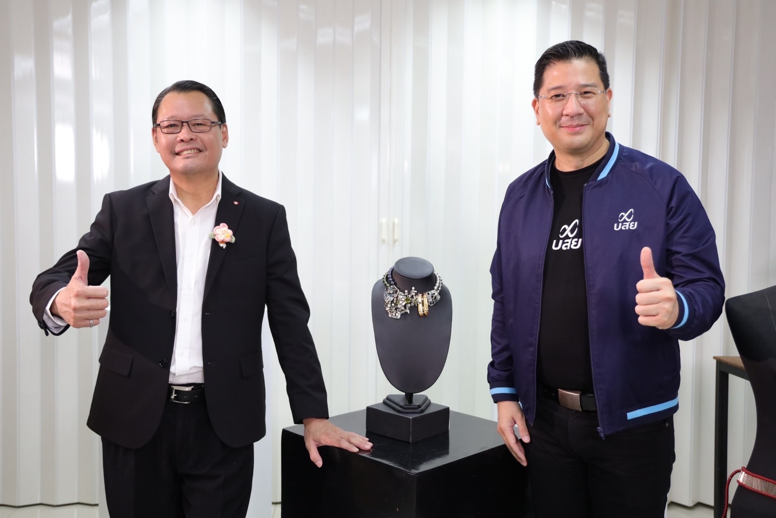 บสย. หนุน Soft Power จิวเวลรี่ ลำพูน ยกระดับ “หัตถกรรม” สู่ “หัตถอุตสาหกรรม” บสย. หนุน Soft Power จิวเวลรี่ ลำพูน ยกระดับ “หัตถกรรม” สู่ “หัตถอุตสาหกรรม”