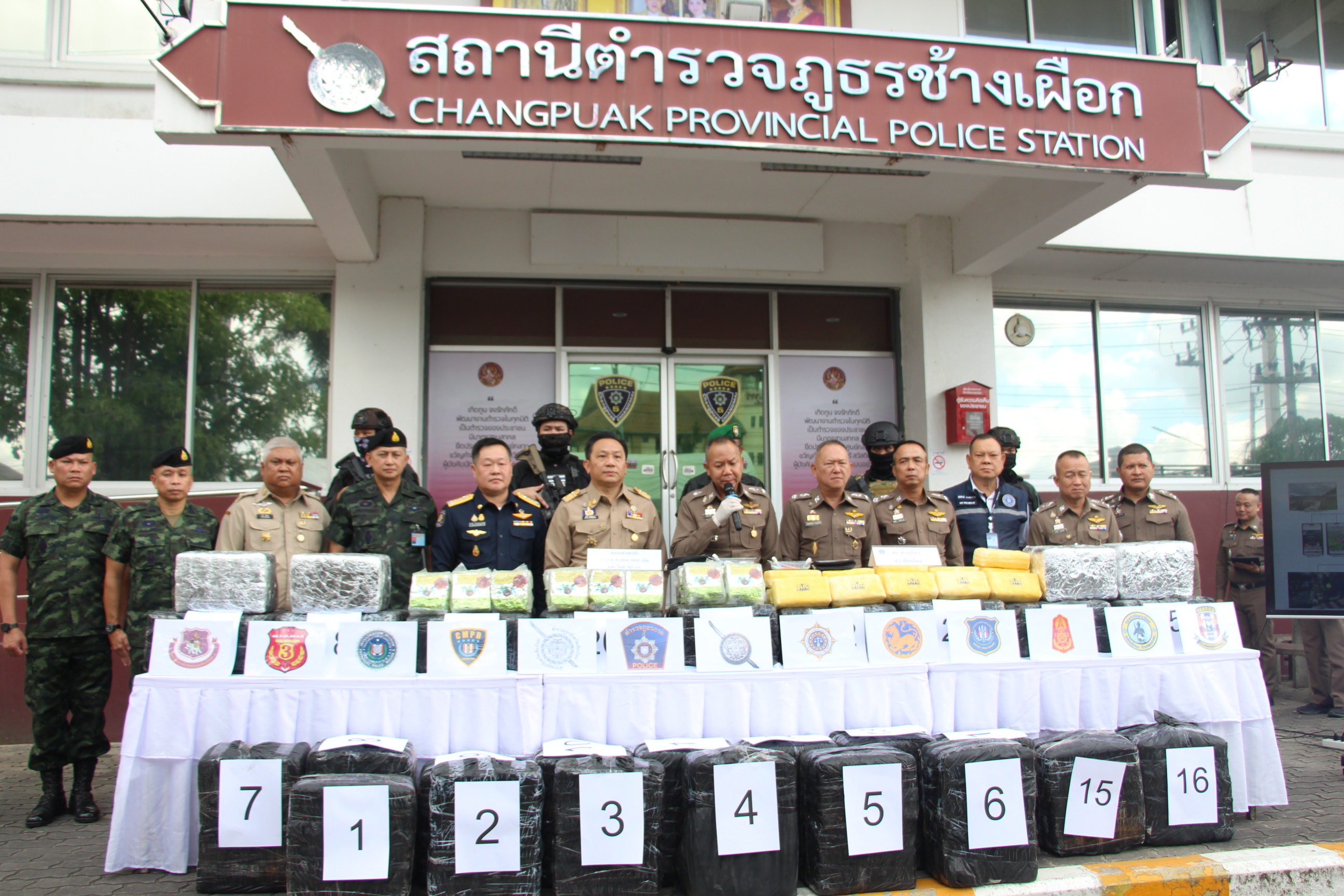ตำรวจภูธร ภาค 5 แถลงการจับกุมผู้ต้องหาลักลอบขนยาบ้า 6 ล้านเม็ด และยาไอซ์ 30 กิโลกรัม อำพรางมากับรถขนผัก เผยเคยทำมาแล้วถึง 4 ครั้ง เจ้าหน้าที่เร่งสืบสวนขยายผลจับกุมและยึดทรัพย์สินเครือข่ายผู้ร่วมกระทำผิดทุกระดับ ทำลายเครือข่ายยาเสพติดตามนโยบายรัฐบาล ตำรวจภูธร ภาค 5 แถลงการจับกุมผู้ต้องหาลักลอบขนยาบ้า 6 ล้านเม็ด และยาไอซ์ 30 กิโลกรัม อำพรางมากับรถขนผัก เผยเคยทำมาแล้วถึง 4 ครั้ง เจ้าหน้าที่เร่งสืบสวนขยายผลจับกุมและยึดทรัพย์สินเครือข่ายผู้ร่วมกระทำผิดทุกระดับ ทำลายเครือข่ายยาเสพติดตามนโยบายรัฐบาล
