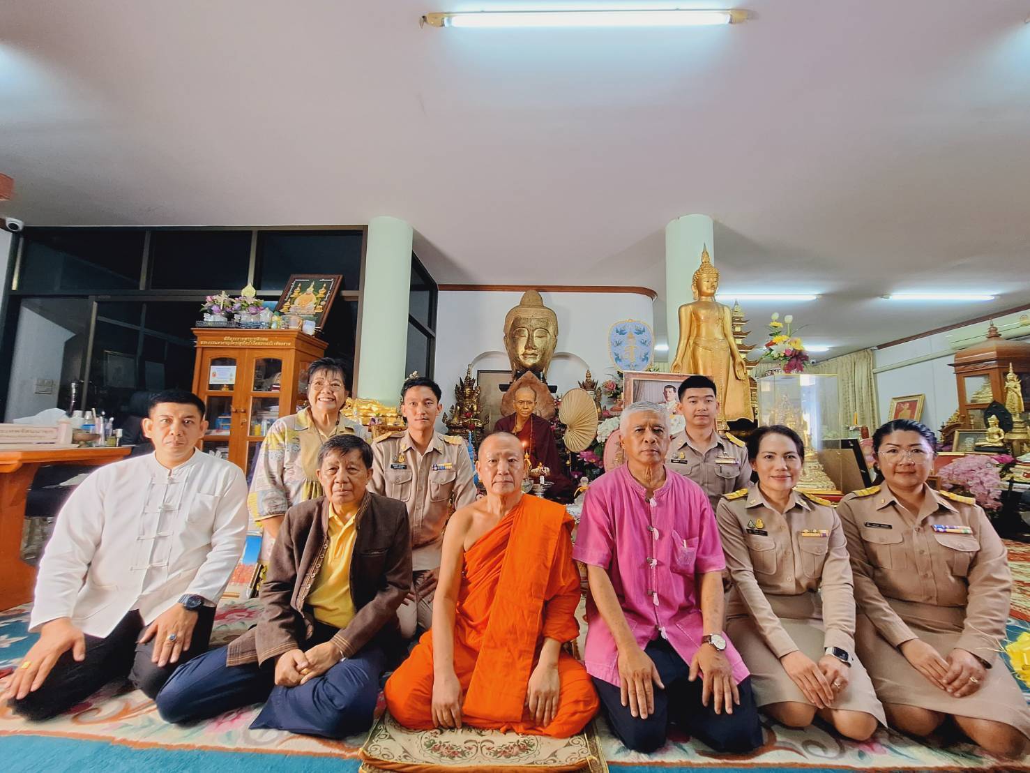 สมาชิกวุฒิสภานำคณะถ่ายทำการบูชาพระรัตนตรัยตามวิถีพุทธ และพระคาถาบารมี 30 ทัศ เข้ากราบนมัสการพระเทพรัตนนายก เจ้าอาวาสวัดพระธาตุหริภุญชัย วรมหาวิหารจังหวัดลำพูนเพื่อจัดทำคลิปภาษาล้านนาเตรียมมอบให้คณะธรรมทูต สมาชิกวุฒิสภานำคณะถ่ายทำการบูชาพระรัตนตรัยตามวิถีพุทธ และพระคาถาบารมี 30 ทัศ เข้ากราบนมัสการพระเทพรัตนนายก เจ้าอาวาสวัดพระธาตุหริภุญชัย วรมหาวิหารจังหวัดลำพูนเพื่อจัดทำคลิปภาษาล้านนาเตรียมมอบให้คณะธรรมทูต