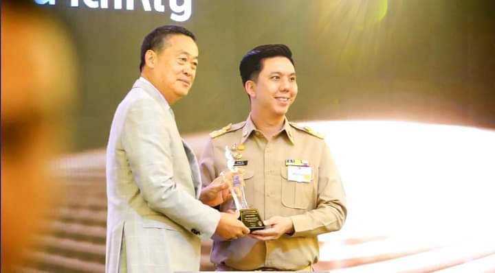 นายกเทศมนตรีนครเชียงใหม่ เข้ารับรางวัลองค์กรปกครองส่วนท้องถิ่นที่มีการบริหารจัดการที่ดี ประเภทโดดเด่น องค์กรปกครองส่วนท้องถิ่นขนาดใหญ่ (องค์การบริหารส่วนจังหวัด เทศบาลนคร เทศบาลเมือง) ประจำปีงบประมาณ พ.ศ. 2566 นายกเทศมนตรีนครเชียงใหม่ เข้ารับรางวัลองค์กรปกครองส่วนท้องถิ่นที่มีการบริหารจัดการที่ดี ประเภทโดดเด่น องค์กรปกครองส่วนท้องถิ่นขนาดใหญ่ (องค์การบริหารส่วนจังหวัด เทศบาลนคร เทศบาลเมือง) ประจำปีงบประมาณ พ.ศ. 2566