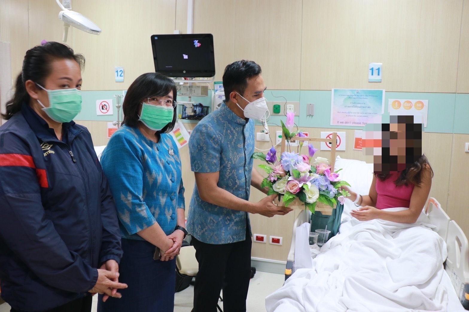 รองผู้ว่าราชการจังหวัดเชียงใหม่ ยืนยัน จังหวัดเชียงใหม่ พร้อมให้การดูแลนักท่องเที่ยวที่ได้รับบาดเจ็บจากเหตุรถตู้นำเที่ยวประสบอุบัติเหตุที่ อ.แม่แตง อย่างเต็มที่ ล่าสุด อยู่ในอาการปลอดภัยแล้ว รองผู้ว่าราชการจังหวัดเชียงใหม่ ยืนยัน จังหวัดเชียงใหม่ พร้อมให้การดูแลนักท่องเที่ยวที่ได้รับบาดเจ็บจากเหตุรถตู้นำเที่ยวประสบอุบัติเหตุที่ อ.แม่แตง อย่างเต็มที่ ล่าสุด อยู่ในอาการปลอดภัยแล้ว