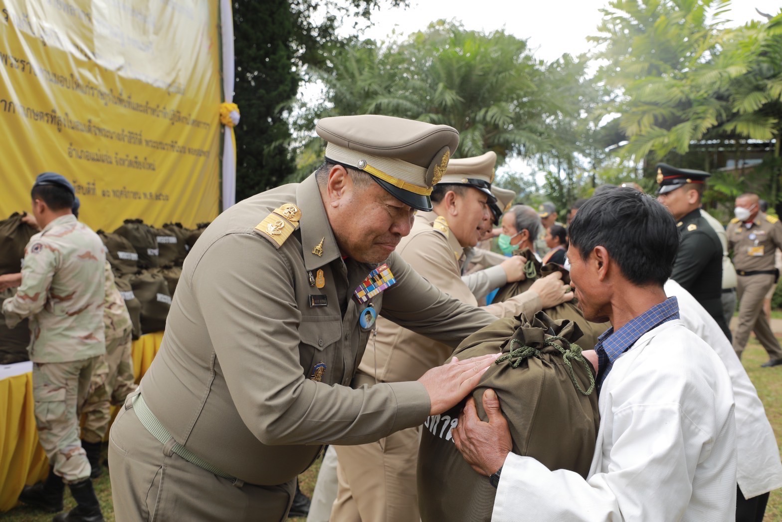 องคมนตรี เชิญถุงพระราชทานไปมอบแก่ราษฎรและเจ้าหน้าที่ผู้ปฏิบัติงาน พร้อมติดตามการดำเนินงานของสถานีพัฒนาการเกษตรที่สูงฯ ในพื้นที่จังหวัดเชียงใหม่