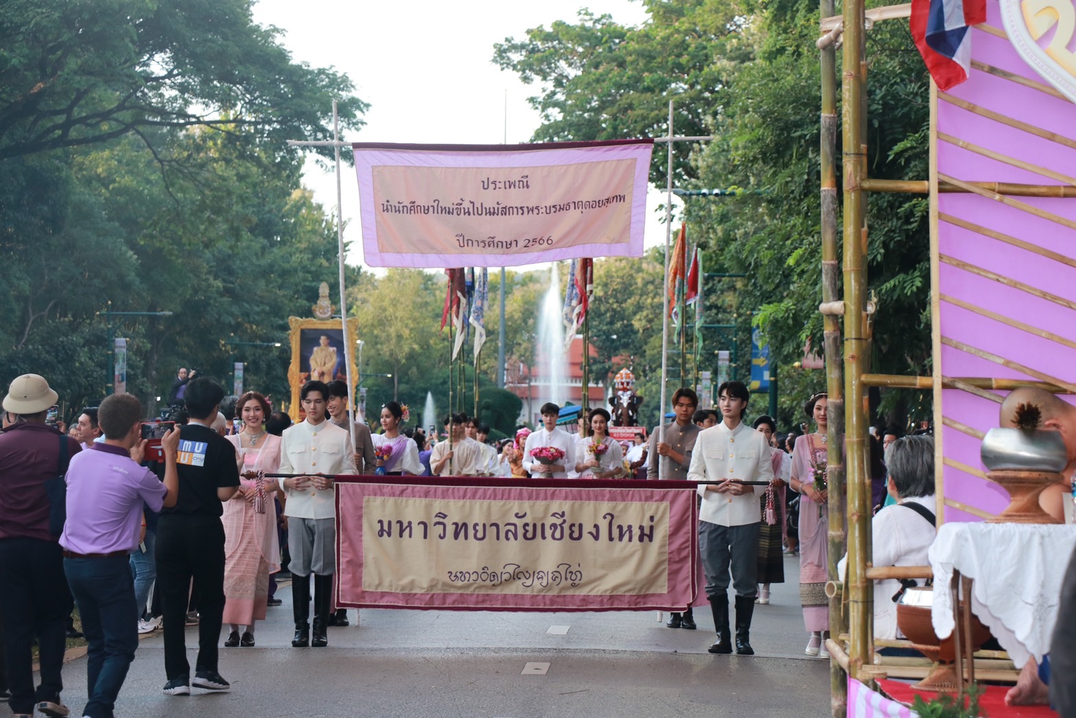 สุดคึกคัก บรรยากาศรับน้องขึ้นดอย มช. ปีนี้