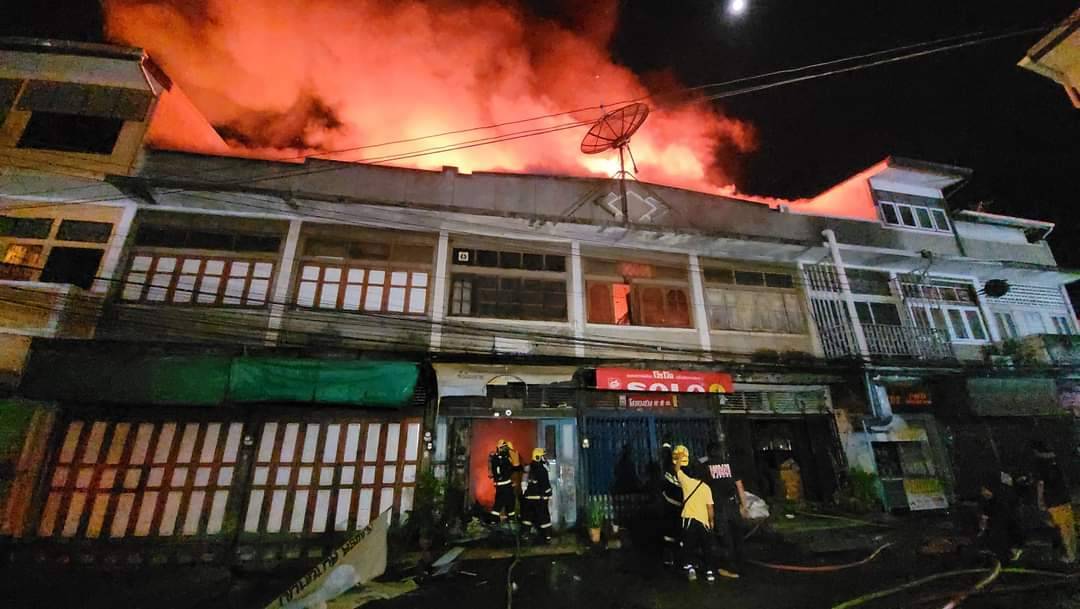 เกิดเหตุไฟไหม้อาคารพาณิชย์หลังตลาดดอกไม้ ย่านกาดหลวง เสียหายกว่า 6 คูหา เกิดเหตุไฟไหม้อาคารพาณิชย์หลังตลาดดอกไม้ ย่านกาดหลวง เสียหายกว่า 6 คูหา