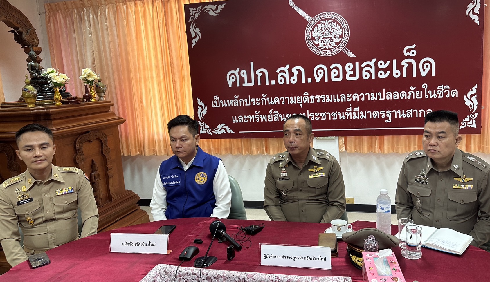 เชียงใหม่ จับแก๊งทวงหนี้ ใช้ปืนยิงข่มขู่ลูกหนี้ ที่ อ.ดอยสะเก็ด เชียงใหม่ จับแก๊งทวงหนี้ ใช้ปืนยิงข่มขู่ลูกหนี้ ที่ อ.ดอยสะเก็ด