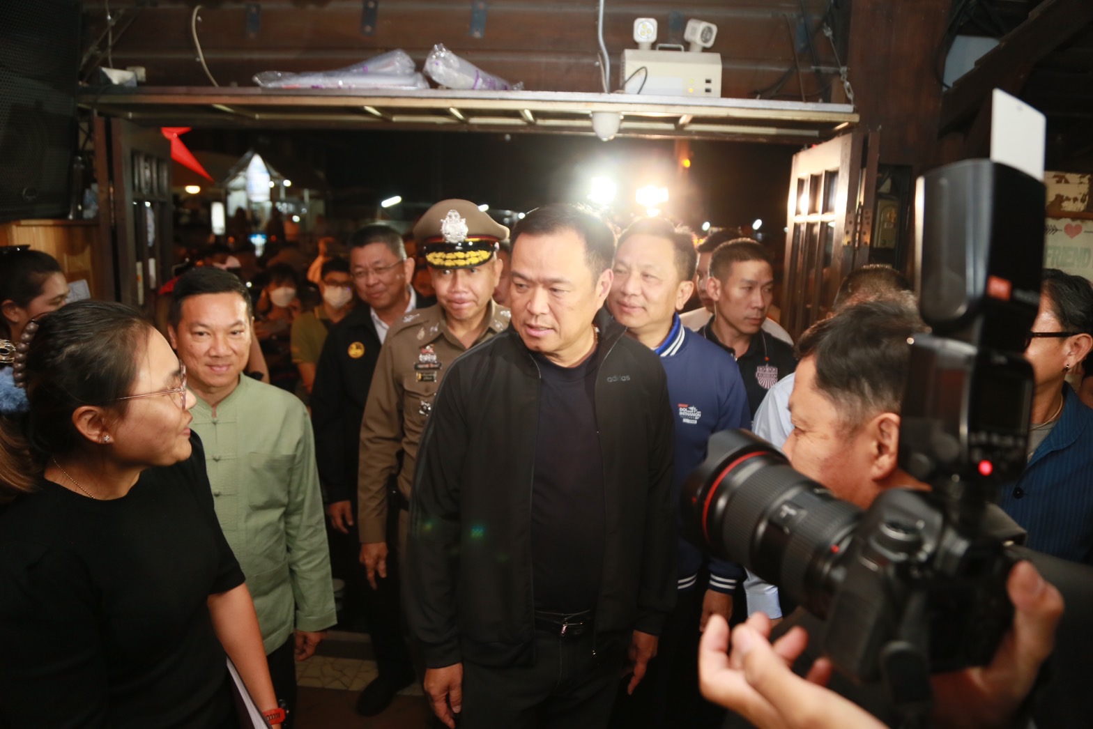 มท.1 ตรวจเยี่ยมการให้บริการของสถานบริการใน จ.เชียงใหม่ ที่มีสิทธิเปิดให้บริการได้จนถึง ตี 4 มท.1 ตรวจเยี่ยมการให้บริการของสถานบริการใน จ.เชียงใหม่ ที่มีสิทธิเปิดให้บริการได้จนถึง ตี 4