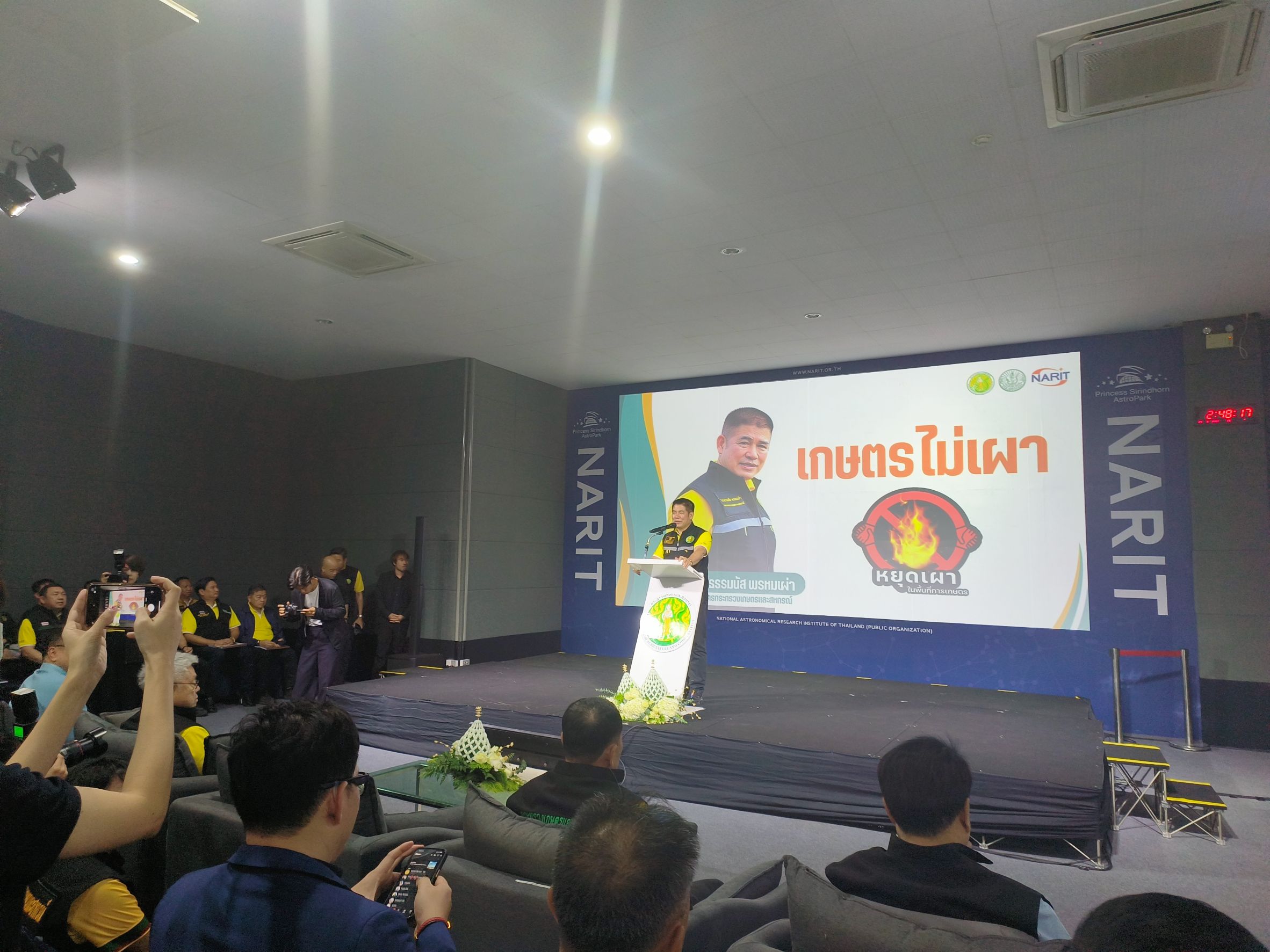 'ร.อ.ธรรมนัส'เตรียมจัดรางวัลให้เกษตรไม่เผา พร้อมชวนตระหนักให้ความรู้ ช่วยลดปัญหาดินเสื่อม สิ่งแวดล้อม ฝุ่นควัน pm2.5 เผยปีใหม่ '67 เตรียมนโยบายช่วยเกษตรกรอีกหลายด้านเป็นของขวัญปีใหม่ 'ร.อ.ธรรมนัส'เตรียมจัดรางวัลให้เกษตรไม่เผา พร้อมชวนตระหนักให้ความรู้ ช่วยลดปัญหาดินเสื่อม สิ่งแวดล้อม ฝุ่นควัน pm2.5 เผยปีใหม่ '67 เตรียมนโยบายช่วยเกษตรกรอีกหลายด้านเป็นของขวัญปีใหม่