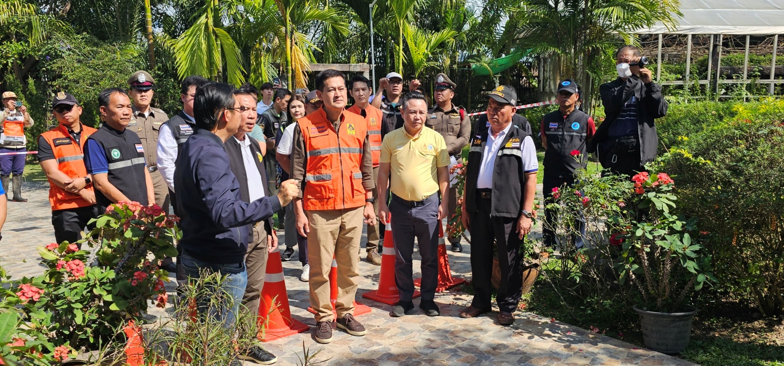 รองผู้ว่าฯ เชียงใหม่ ลงพื้นที่ตรวจจุดเกิดเหตุระเบียงรีสอร์ทถล่มที่อำเภอหางดง จนทำให้มีผู้ได้รับบาดเจ็บ 12 คนพร้อมเข้าเยี่ยมให้กำลังใจผู้ได้รับบาดเจ็บที่โรงพยาบาล รองผู้ว่าฯ เชียงใหม่ ลงพื้นที่ตรวจจุดเกิดเหตุระเบียงรีสอร์ทถล่มที่อำเภอหางดง จนทำให้มีผู้ได้รับบาดเจ็บ 12 คนพร้อมเข้าเยี่ยมให้กำลังใจผู้ได้รับบาดเจ็บที่โรงพยาบาล