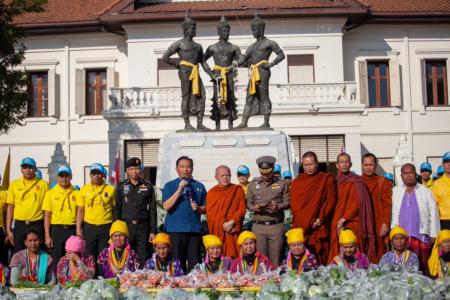 ผู้ว่าฯ เชียงใหม่ ร่วมแจกพืชผลผลิตทางการเกษตร จากเกษตรกรในพื้นที่ อำเภออมก๋อย กว่า 70,000 กก. ให้แก่ชาวเชียงใหม่ หลังร่วมมือลดปลูกข้าวโพดแก้ปัญหาหมอกควัน