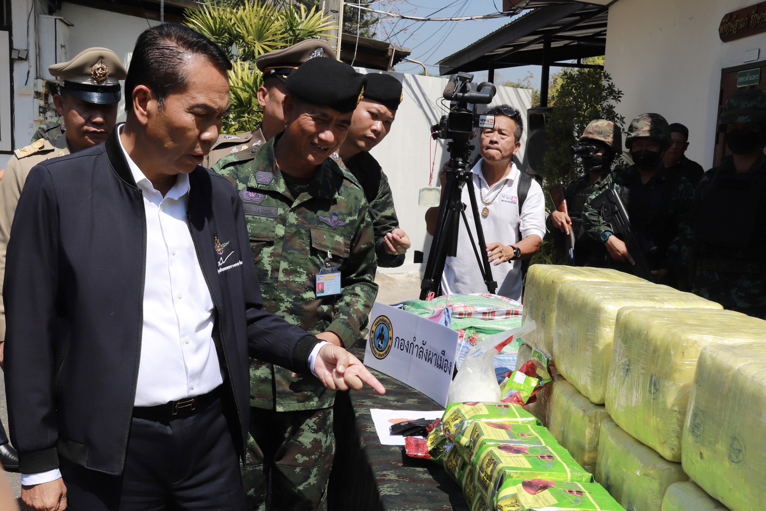 รมว.กลาโหม และ กองกำลังผาเมืองเชียงใหม่ แถลงข่าวตรวจยึดยาบ้าล็อตใหญ่ 1.4 ล้านเม็ด รมว.กลาโหม และ กองกำลังผาเมืองเชียงใหม่ แถลงข่าวตรวจยึดยาบ้าล็อตใหญ่ 1.4 ล้านเม็ด