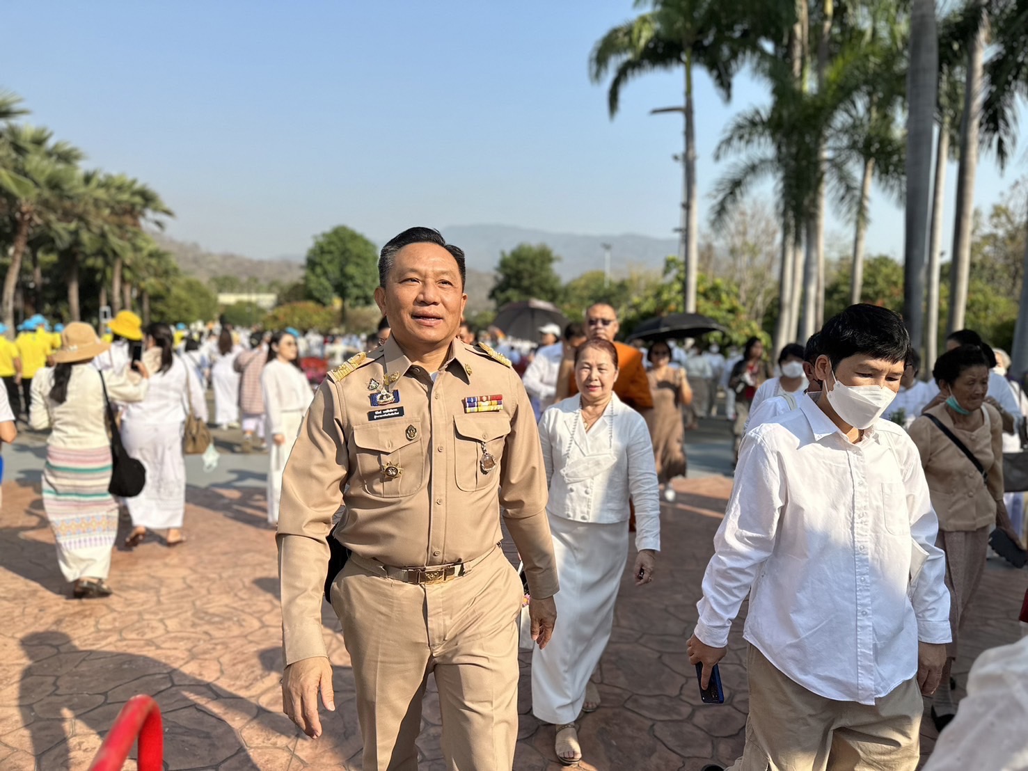 ผู้ว่าฯเชียงใหม่ ลงพื้นที่ดูแลความเรียบร้อย ปชช.กราบสักการะพระบรมสารีริกธาตุและพระอรหันตธาตุ เนื่องแน่น กำชับ จนท.อำนวยความสะดวก ปชช. ผู้ว่าฯเชียงใหม่ ลงพื้นที่ดูแลความเรียบร้อย ปชช.กราบสักการะพระบรมสารีริกธาตุและพระอรหันตธาตุ เนื่องแน่น กำชับ จนท.อำนวยความสะดวก ปชช.