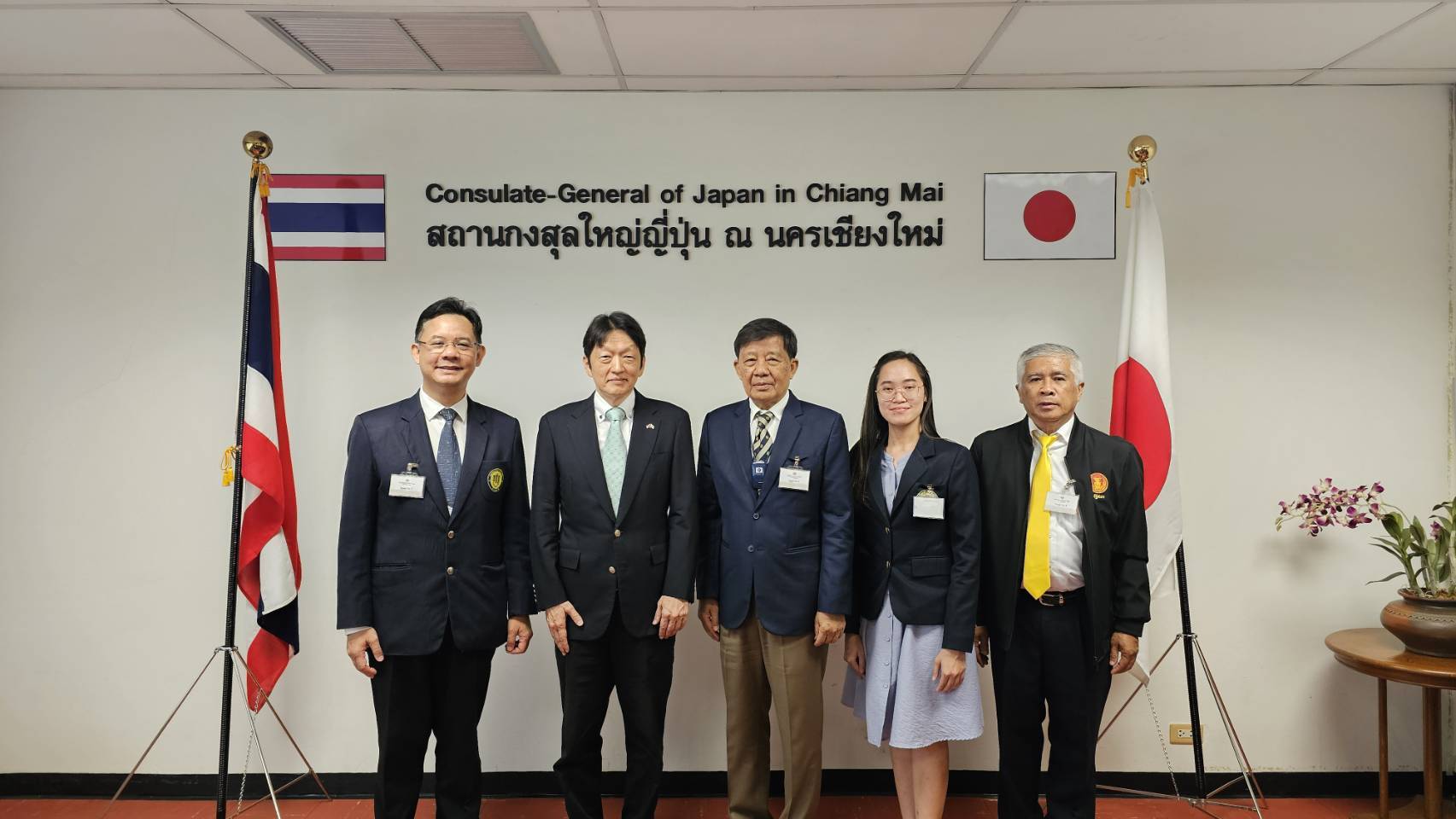 สมาชิกวุฒิสภานำคณะกรรมการมูลนิธิอาจารย์วารินทร์ บัววิรัตน์เลิศ มูลนิธิข่วงพระเจ้าล้านนาเข้าพบกงสุลใหญ่ญี่ปุ่น ณ นครเชียงใหม่เพื่อหารือการนำรูปหล่อองค์ครูบาเจ้าศรีวิชัยพร้อมชุดประกาศเกียรติคุณไปประดิษฐานที่วัดในประเทศญี่ปุ่น เพื่อหนุนเสริมการเผยแพร่และประ สมาชิกวุฒิสภานำคณะกรรมการมูลนิธิอาจารย์วารินทร์ บัววิรัตน์เลิศ มูลนิธิข่วงพระเจ้าล้านนาเข้าพบกงสุลใหญ่ญี่ปุ่น ณ นครเชียงใหม่เพื่อหารือการนำรูปหล่อองค์ครูบาเจ้าศรีวิชัยพร้อมชุดประกาศเกียรติคุณไปประดิษฐานที่วัดในประเทศญี่ปุ่น เพื่อหนุนเสริมการเผยแพร่และประ