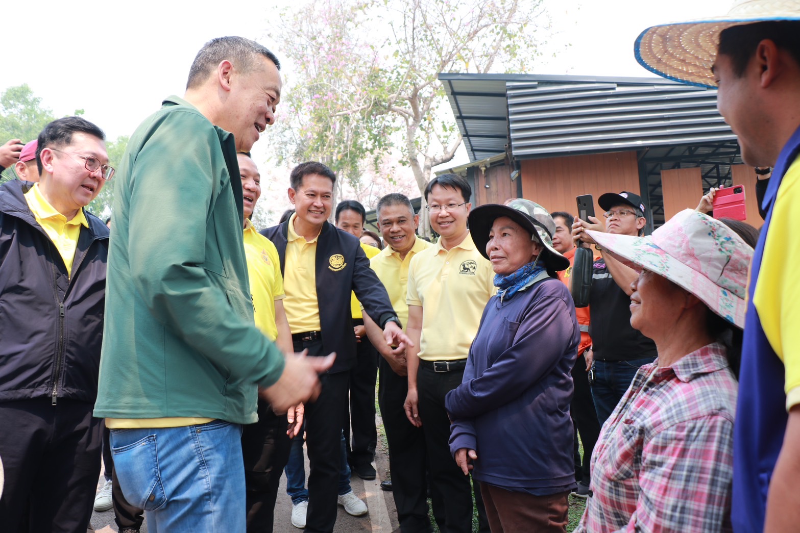 นายกรัฐมนตรี พบปะและให้กำลังใจเจ้าหน้าที่ผู้ปฏิบัติงานเฝ้าระวังและดับไฟป่า นายกรัฐมนตรี พบปะและให้กำลังใจเจ้าหน้าที่ผู้ปฏิบัติงานเฝ้าระวังและดับไฟป่า