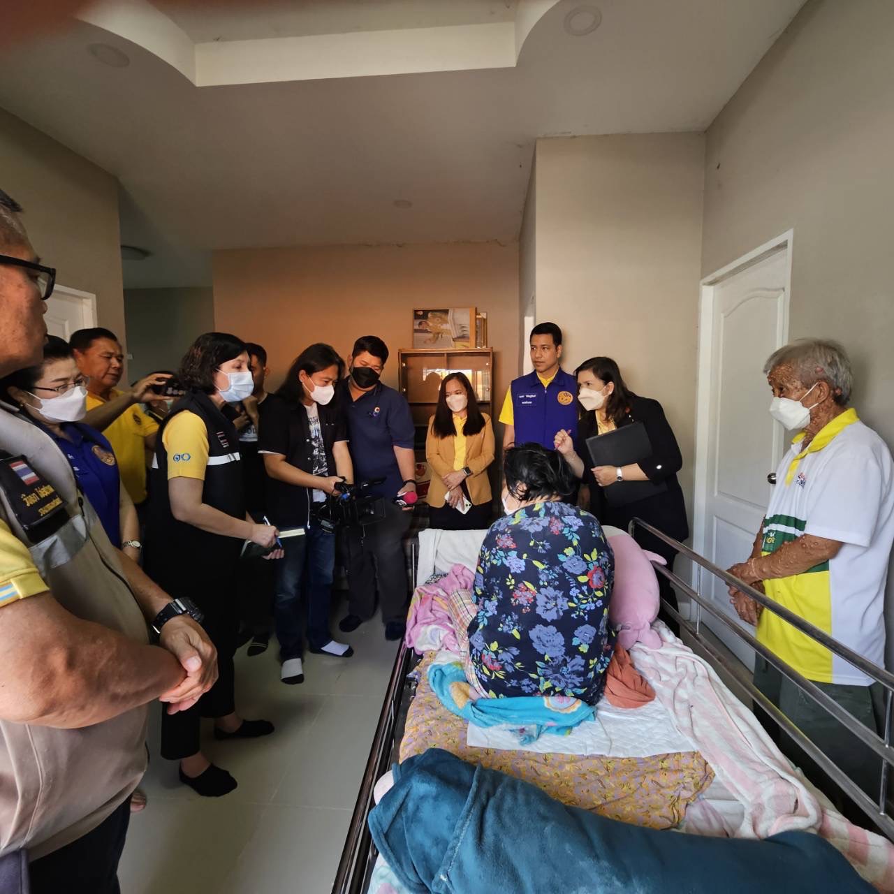 อัยการจังหวัดคุ้มครองสิทธิและช่วยเหลือทางกฎหมายและการบังคับคดี จังหวัดเชียงใหม่ ลงพื้นที่ให้ความช่วยเหลือสองสามีภรรยา หลังลูกชายแอบเอาบ้านไปขาย ทิ้งแม่ที่ป่วยติดเตียงไว้ในบ้าน อัยการจังหวัดคุ้มครองสิทธิและช่วยเหลือทางกฎหมายและการบังคับคดี จังหวัดเชียงใหม่ ลงพื้นที่ให้ความช่วยเหลือสองสามีภรรยา หลังลูกชายแอบเอาบ้านไปขาย ทิ้งแม่ที่ป่วยติดเตียงไว้ในบ้าน